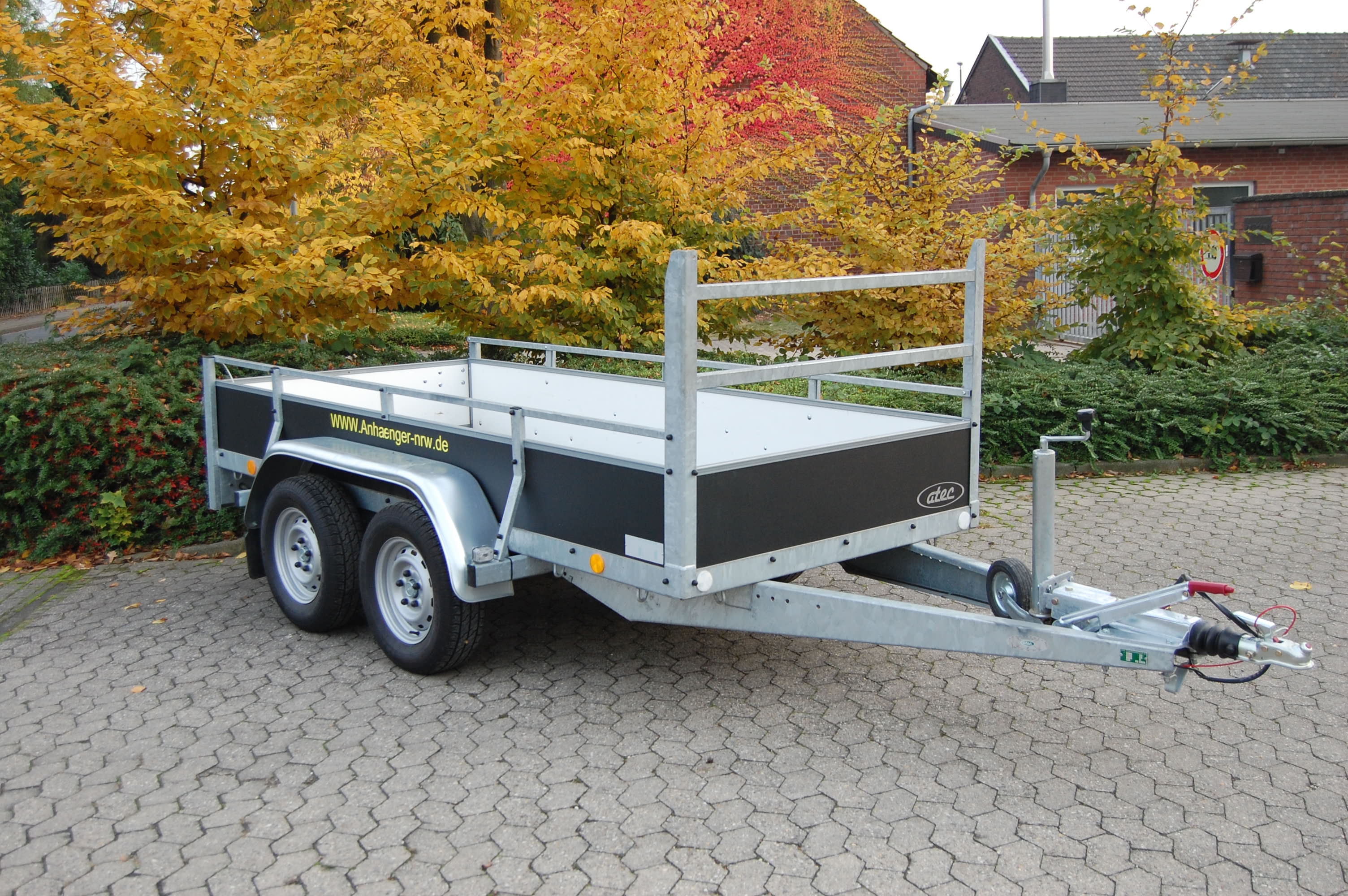 Offener Kastenanhänger mit Bremse mieten – Transportanhänger, 2000 kg
