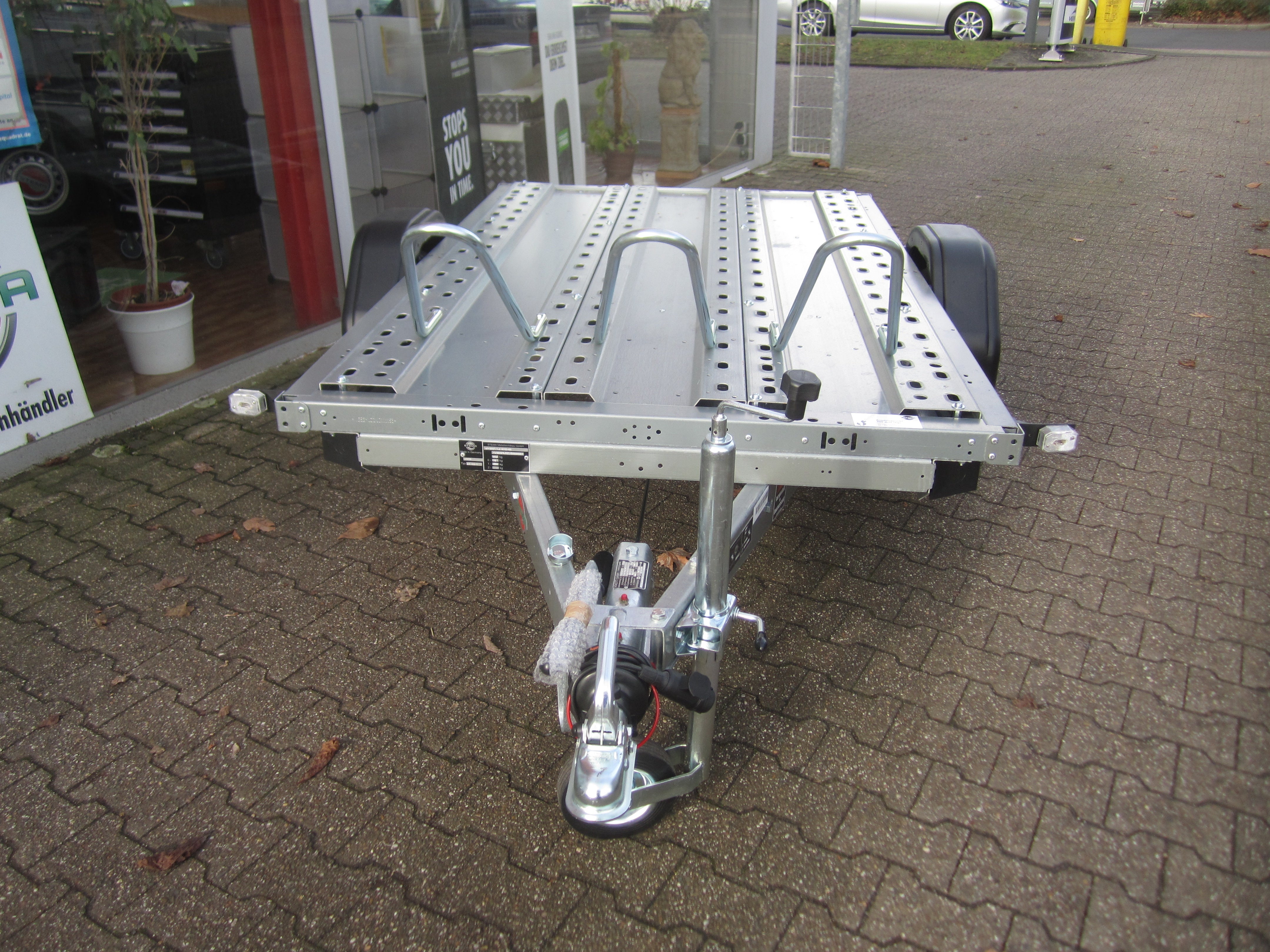 Motorradtransporter mieten – Motorradanhänger für 3 Motorräder, 250 x 183 cm – 3