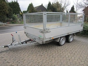 Dreiseitenkipper mieten – Kippanhänger mit Laubgitter für Garten & Bau