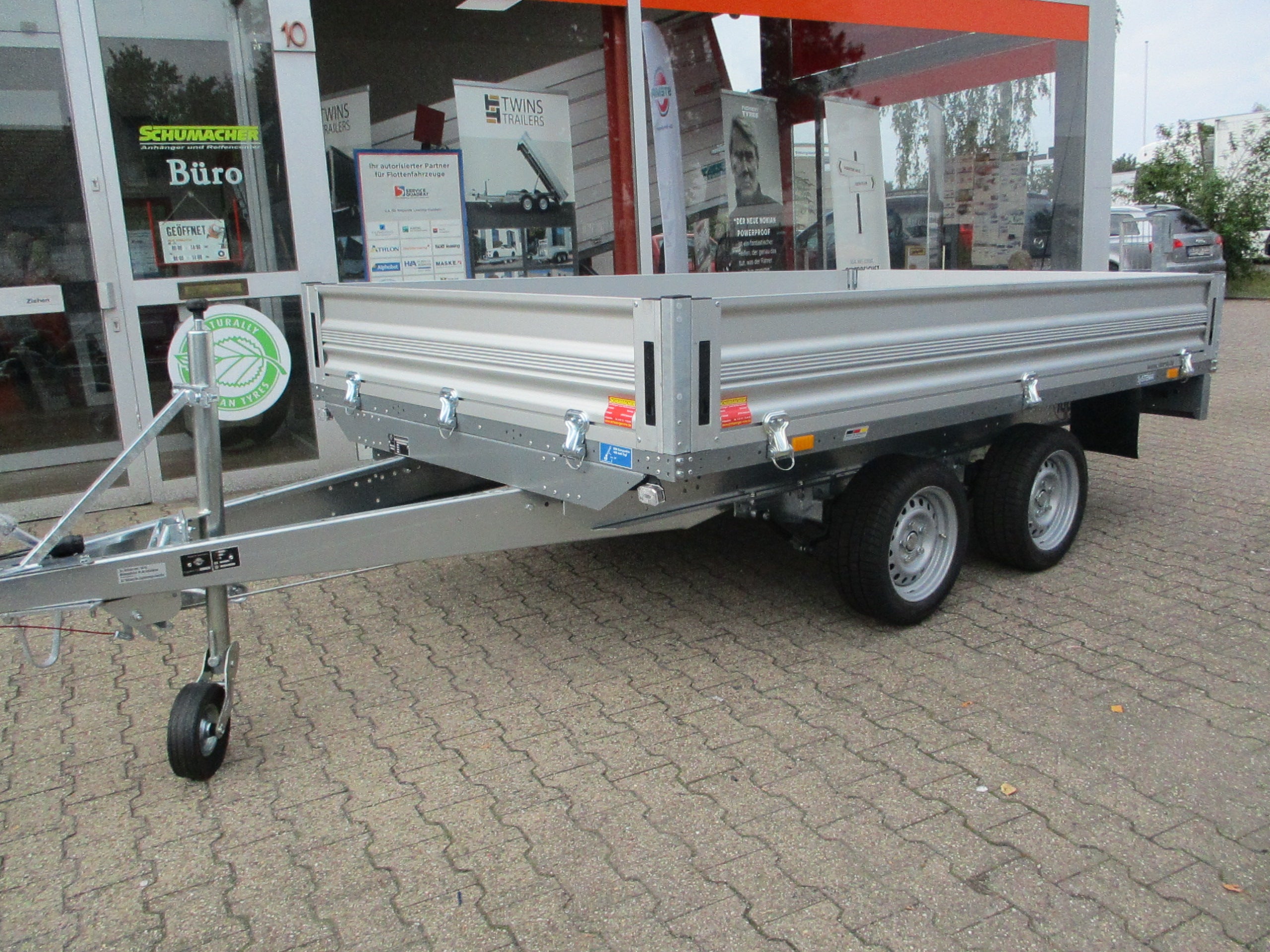Offener Kastenanhänger mieten – 2700 kg, gebremst, Ladefläche 401 x 183 cm