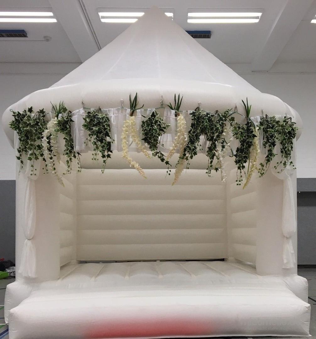 Hüpfburg Wedding die weiße Hochzeitshüpfburg mieten in Kiel