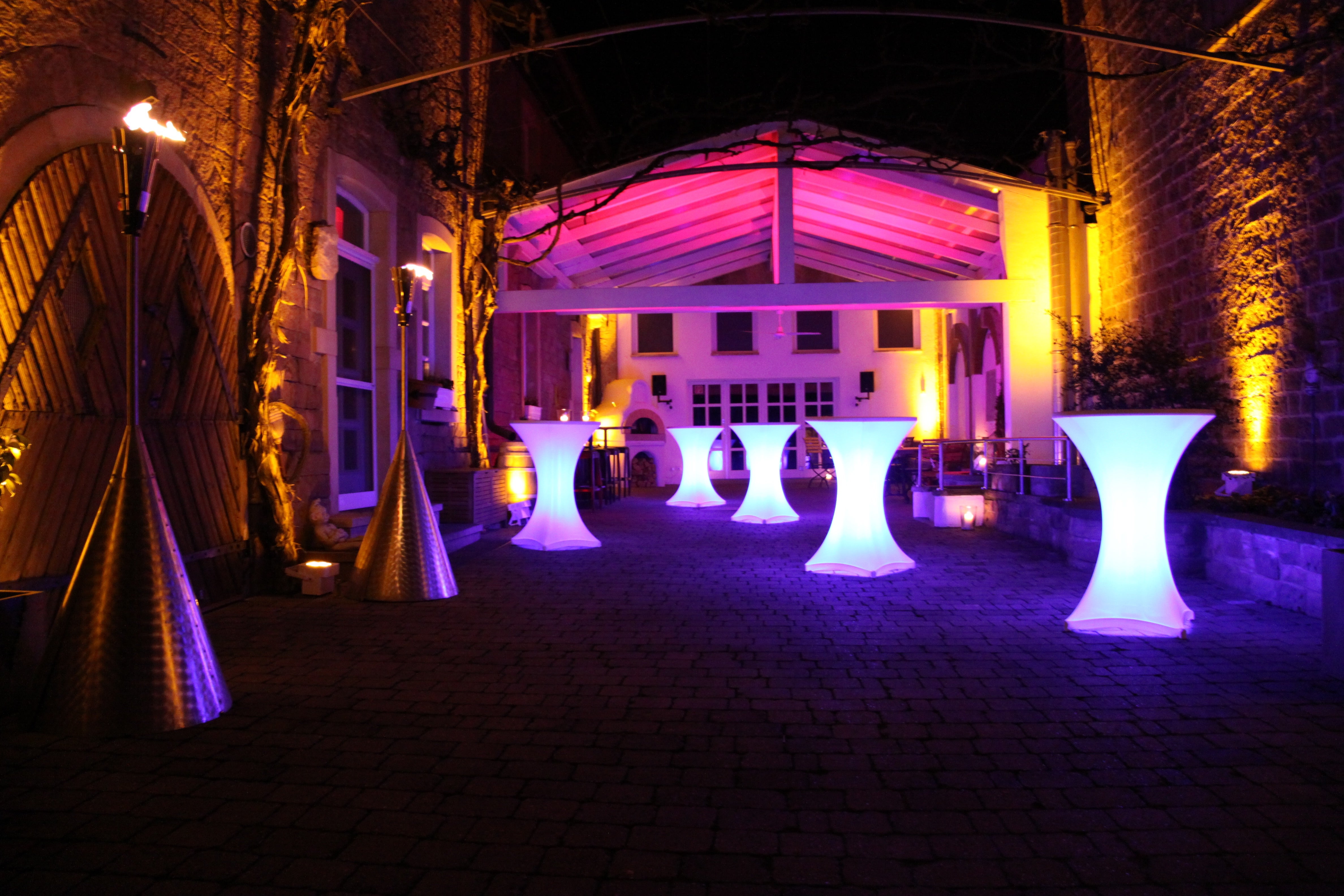 Stehtisch mieten – Stehtisch Classic weiß ø 80 cm, optional mit Husse und LED – 2