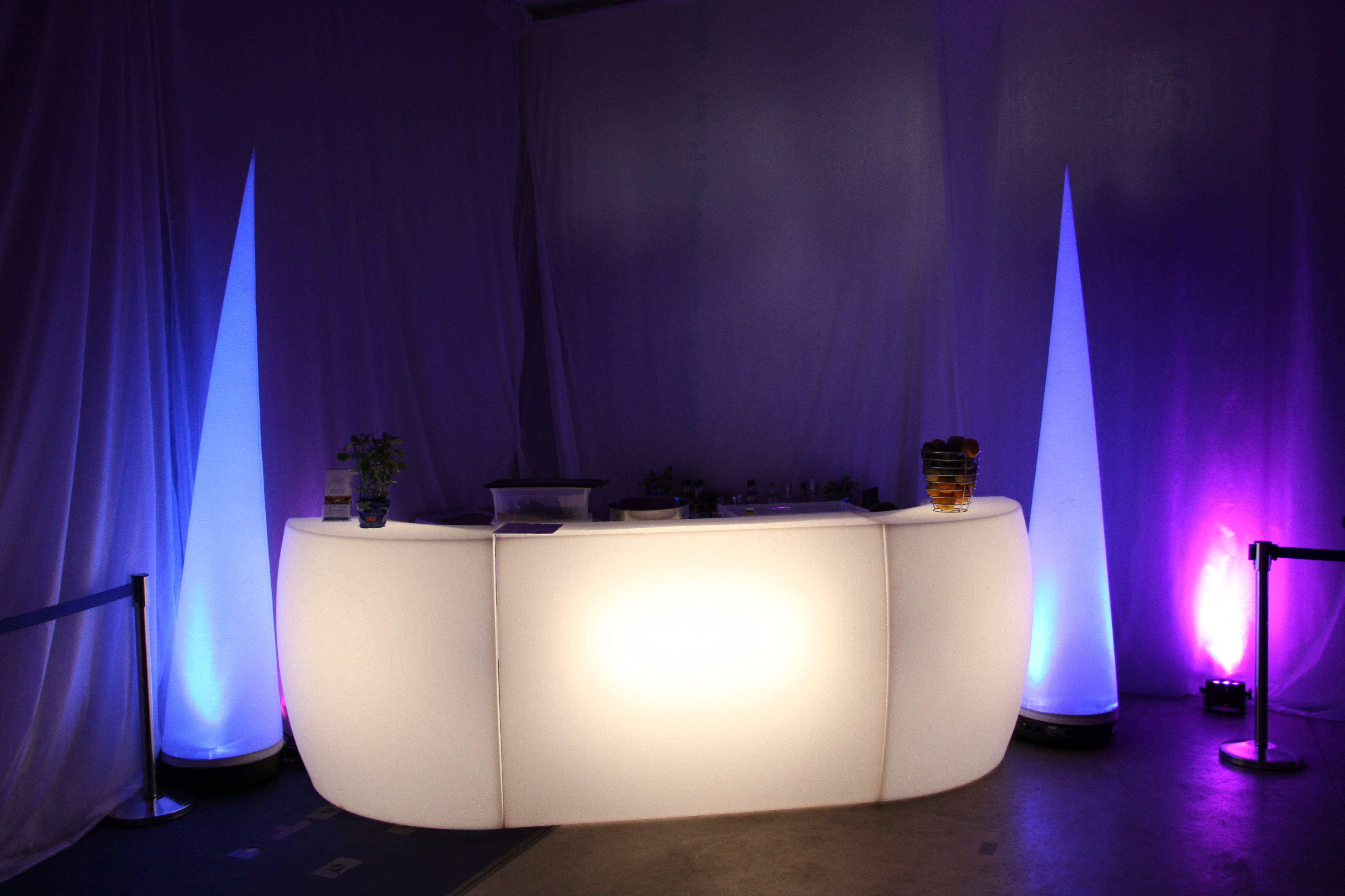 Mobile Cocktailbar mieten – beleuchtete Eventbar / Theke, kombinierbar – 2