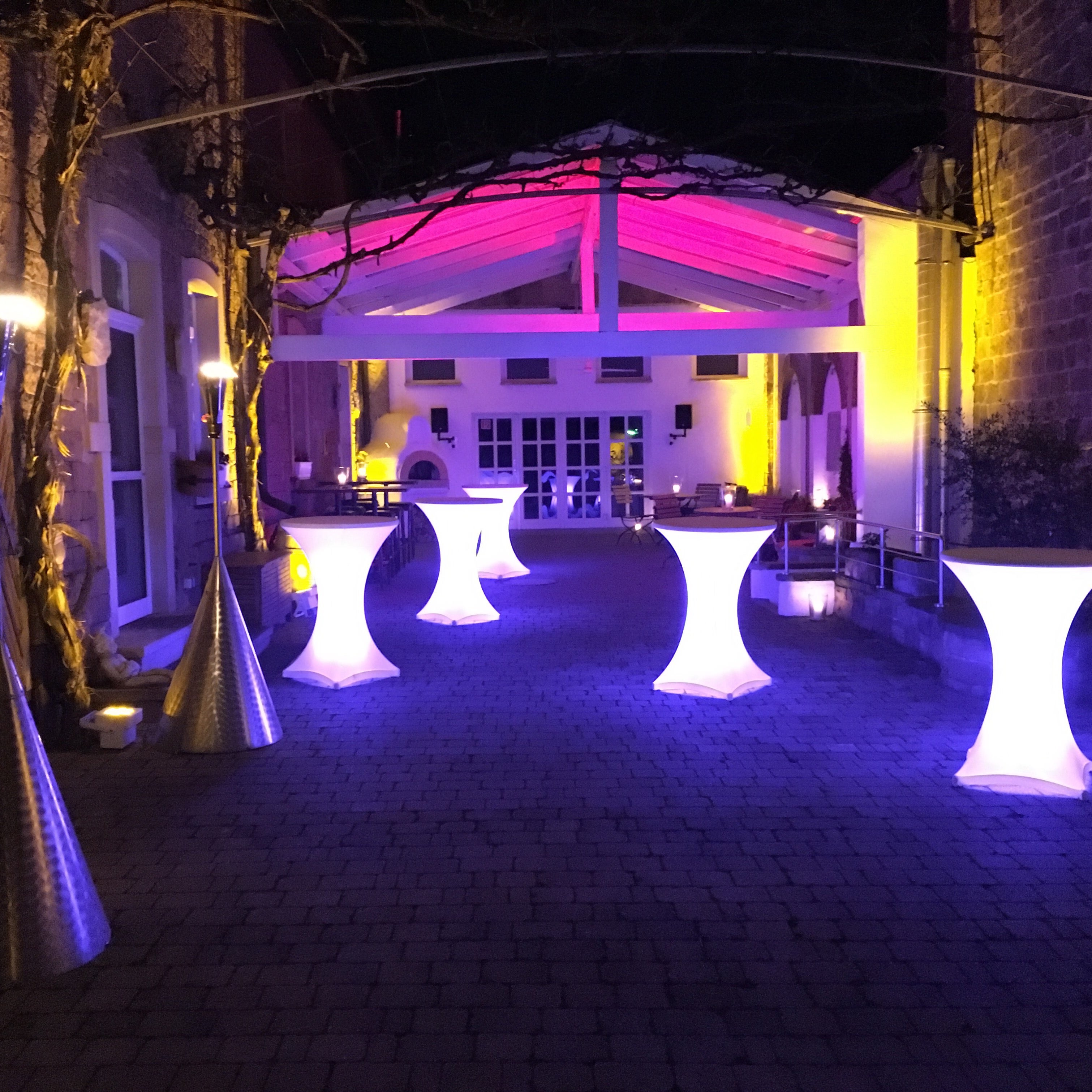 Beleuchteter Stehtisch mieten – LED-Leuchttisch & Loungetisch fürs Event, akkubetrieben – 3