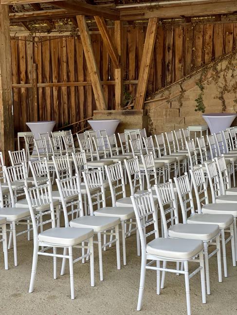 Chiavari-/Tiffany-Stuhl mieten – weißer Hochzeitsstuhl mit Sitzkissen – 2
