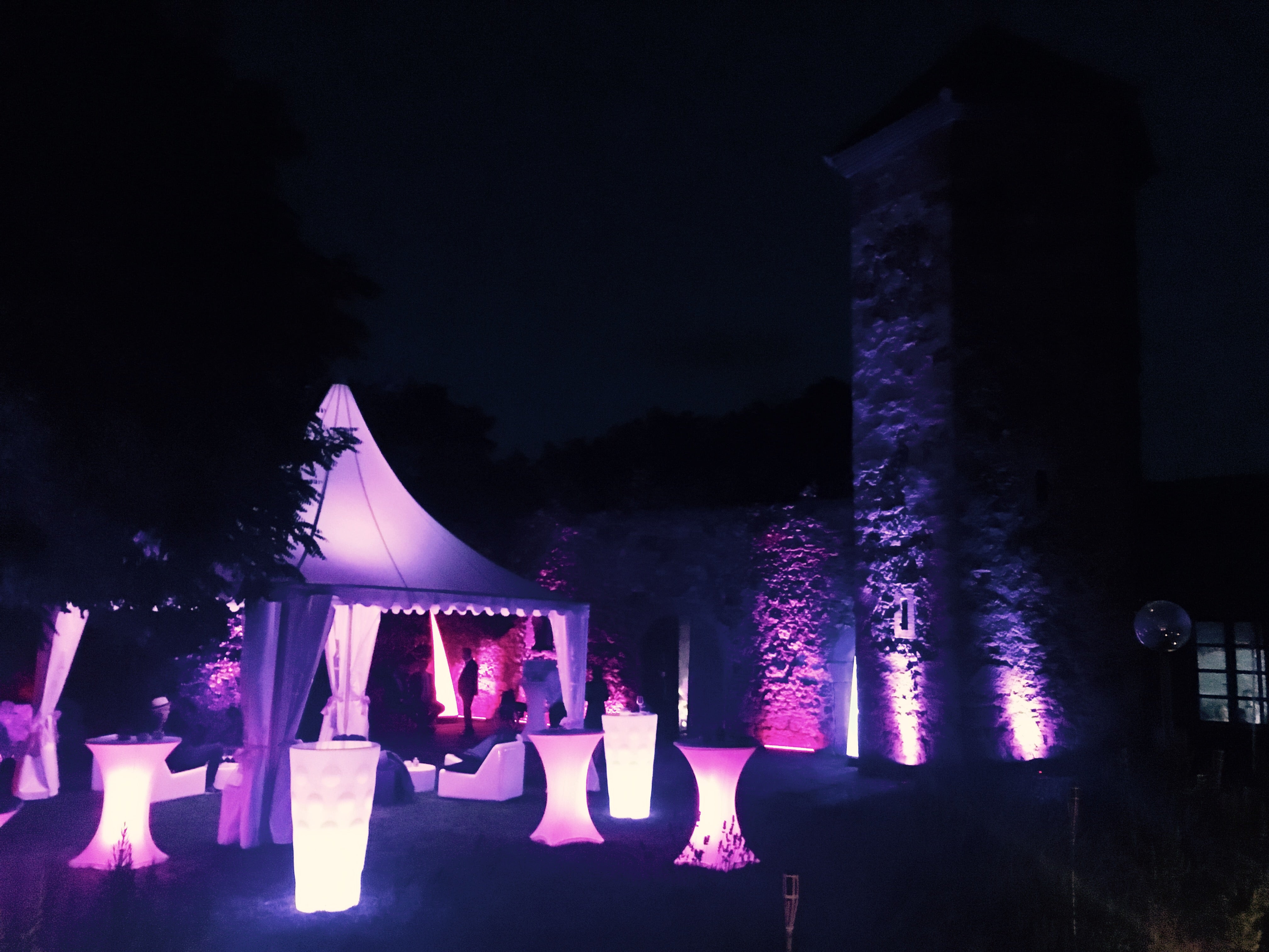 Beleuchteter Stehtisch mieten – LED-Leuchttisch & Loungetisch fürs Event, akkubetrieben