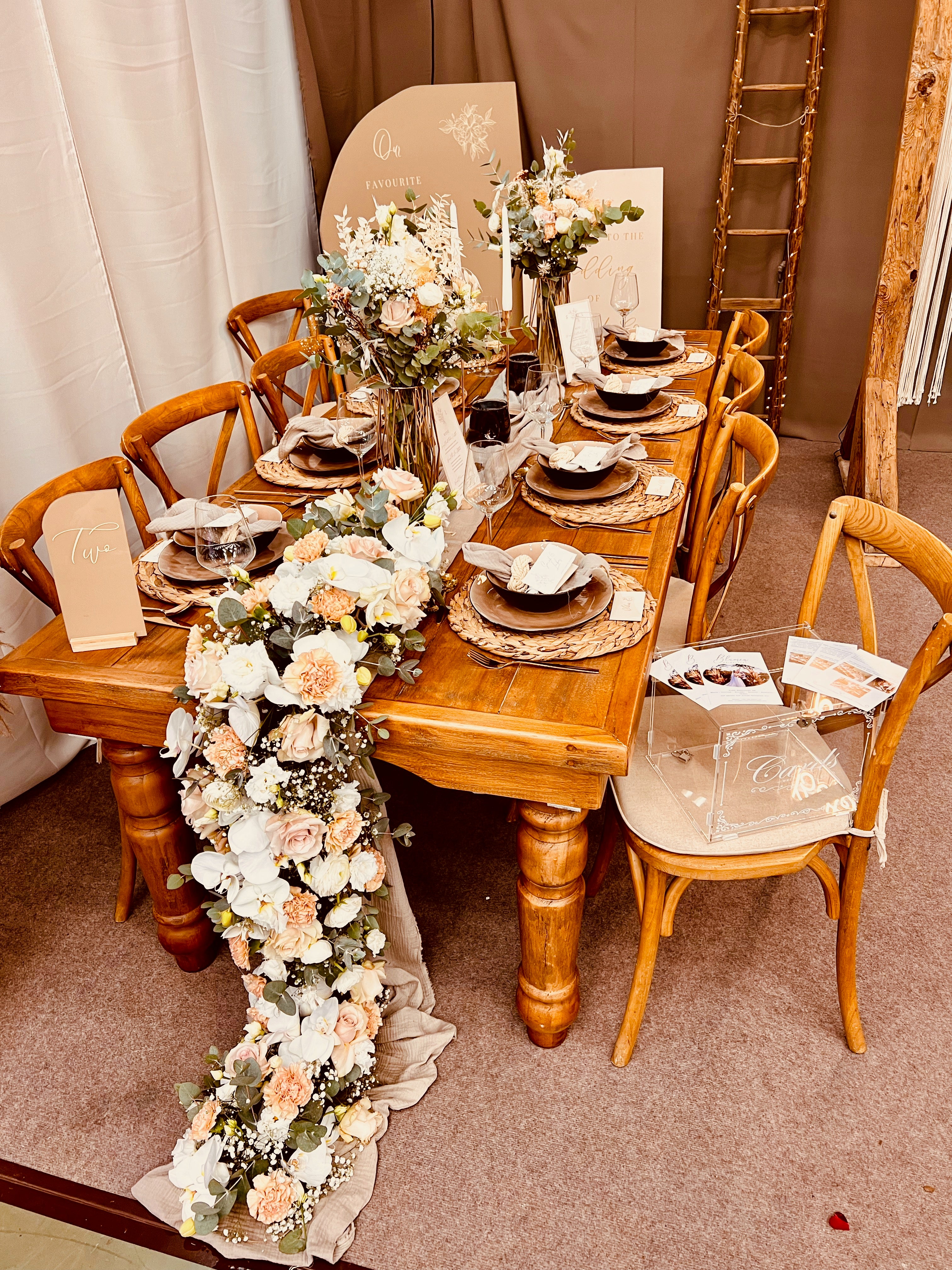 Rustikaler Holztisch mieten – Eventtisch / Vintage-Tisch aus Ulmenholz, 240 cm – 2