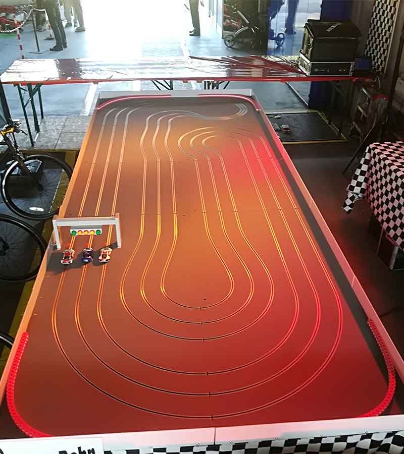 Slotcarbahn Maxi (inkl. 1 Betreuer) mieten bei Der Spassmacher