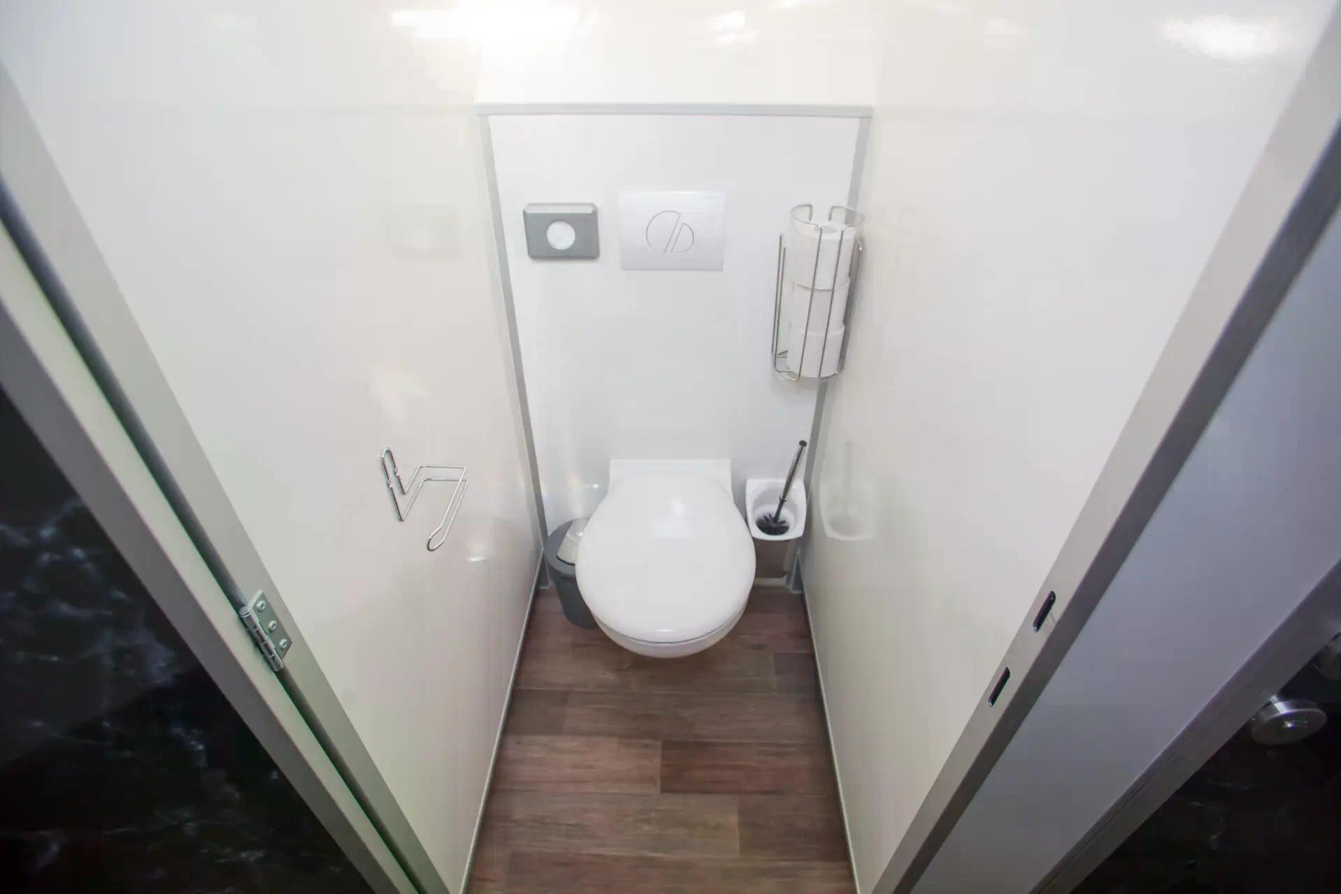 Toilettenwagen mieten – 3&1, Damen & Herren, sauber bestückt – 2