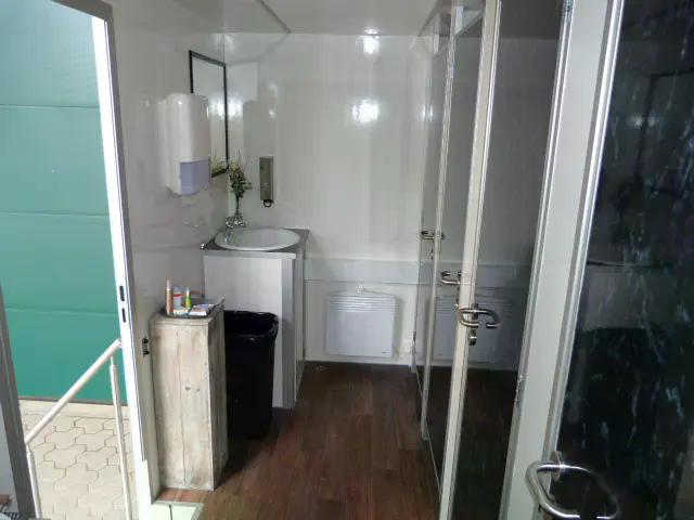 Toilettenwagen mieten – 5&1, Damen & Herren, sauber bestückt – 3