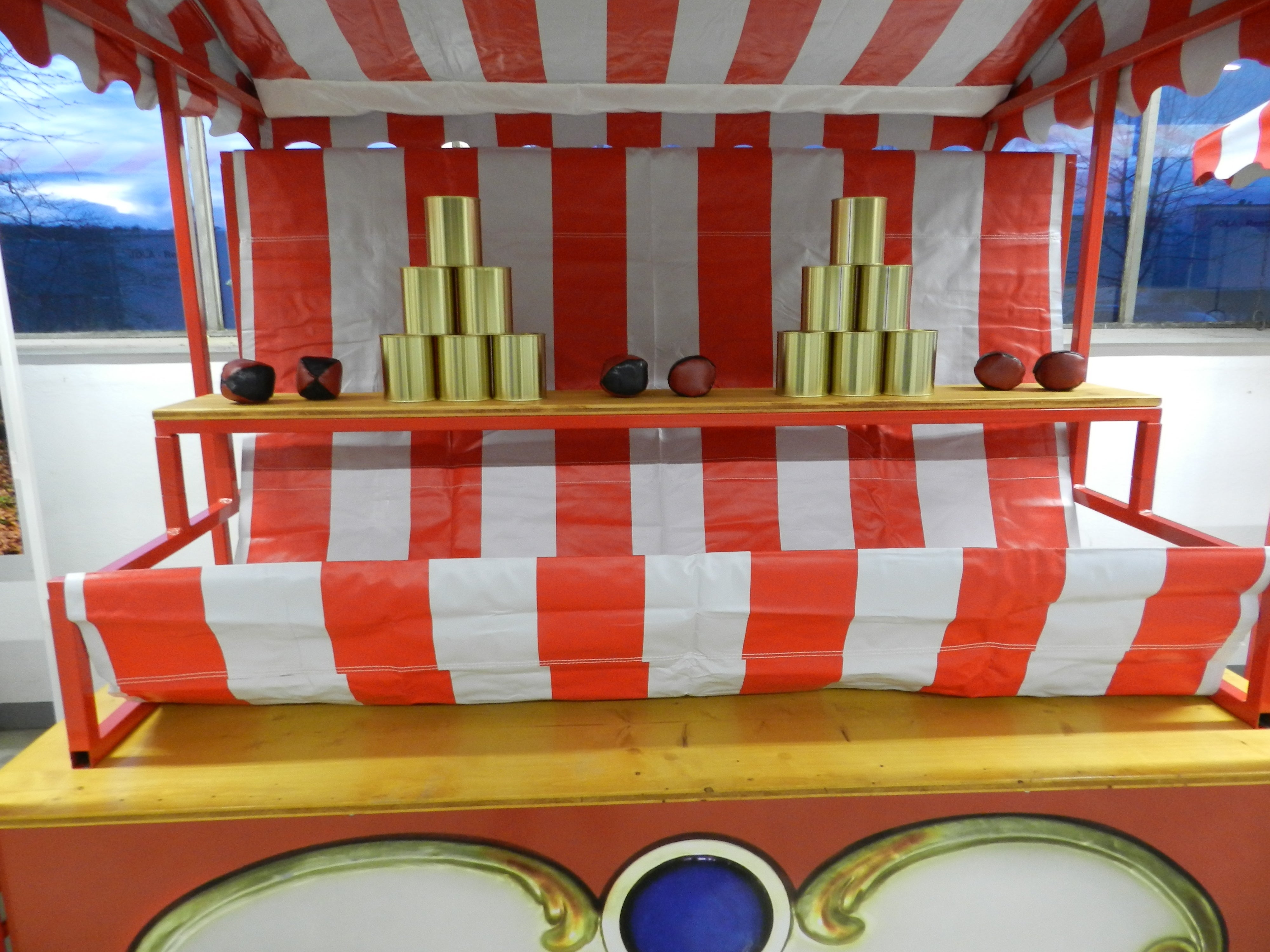 Dosenwerfen mieten - Jahrmarktspiel mit Dosen, Bällen & Marktstand – 2