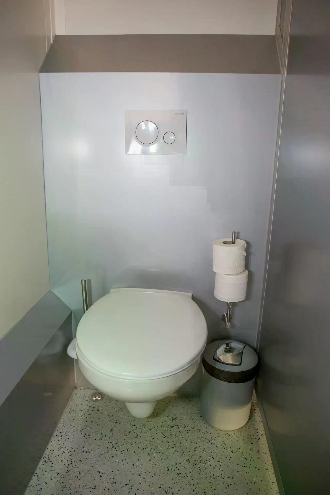 Toilettenwagen mieten – 3&1, Damen & Herren, sauber bestückt – 3