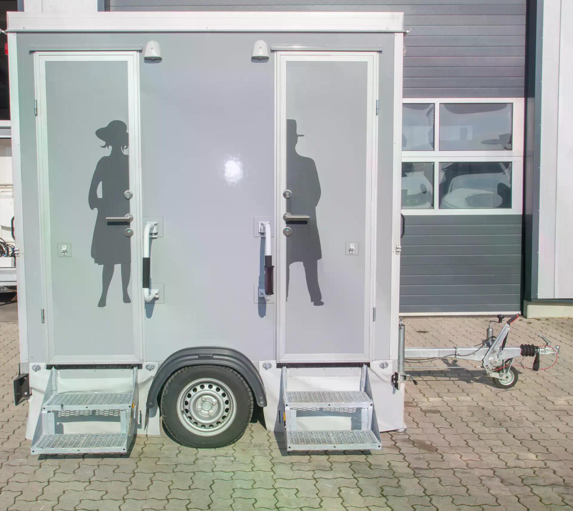 Toilettenwagen mieten – 1&1, Damen & Herren, sauber bestückt