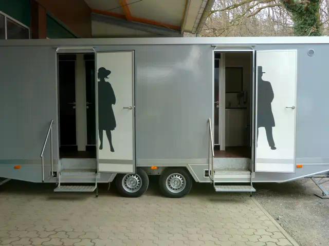 Toilettenwagen mieten – 5&1, Damen & Herren, sauber bestückt
