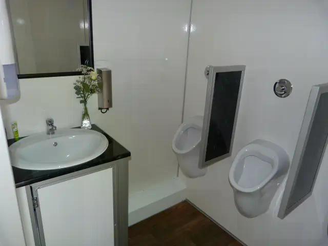Toilettenwagen mieten – 5&1, Damen & Herren, sauber bestückt – 4