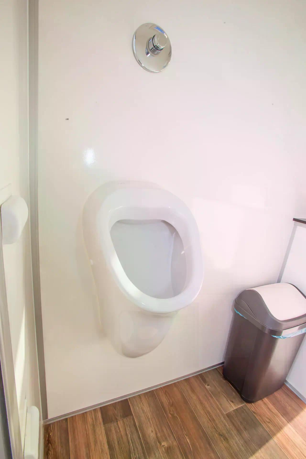 Toilettenwagen mieten – 1&1, Damen & Herren, sauber bestückt – 4