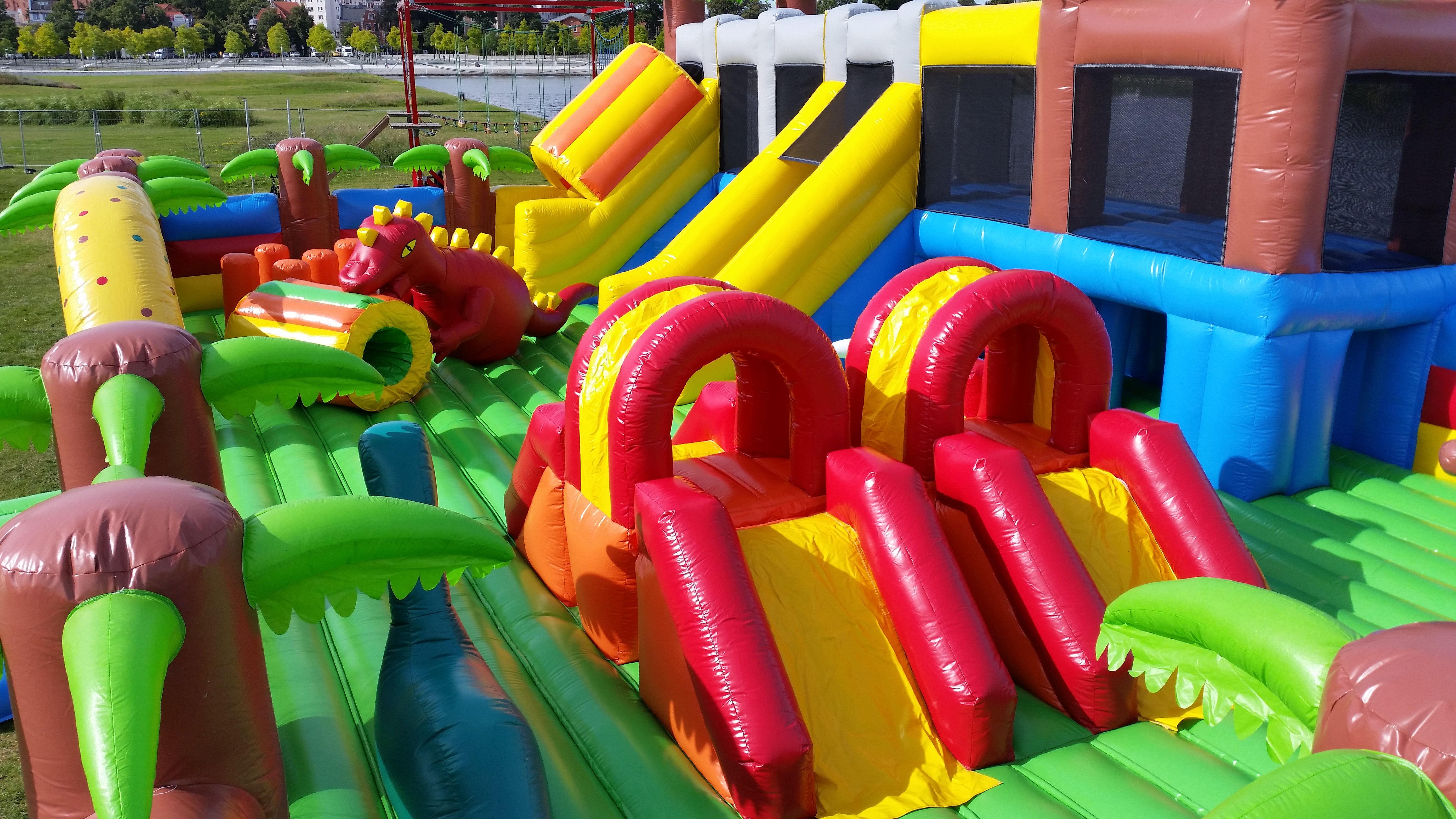 Kombipaket - Trampolin + Riesenhüpfburg Dinoland in Schwerin mieten