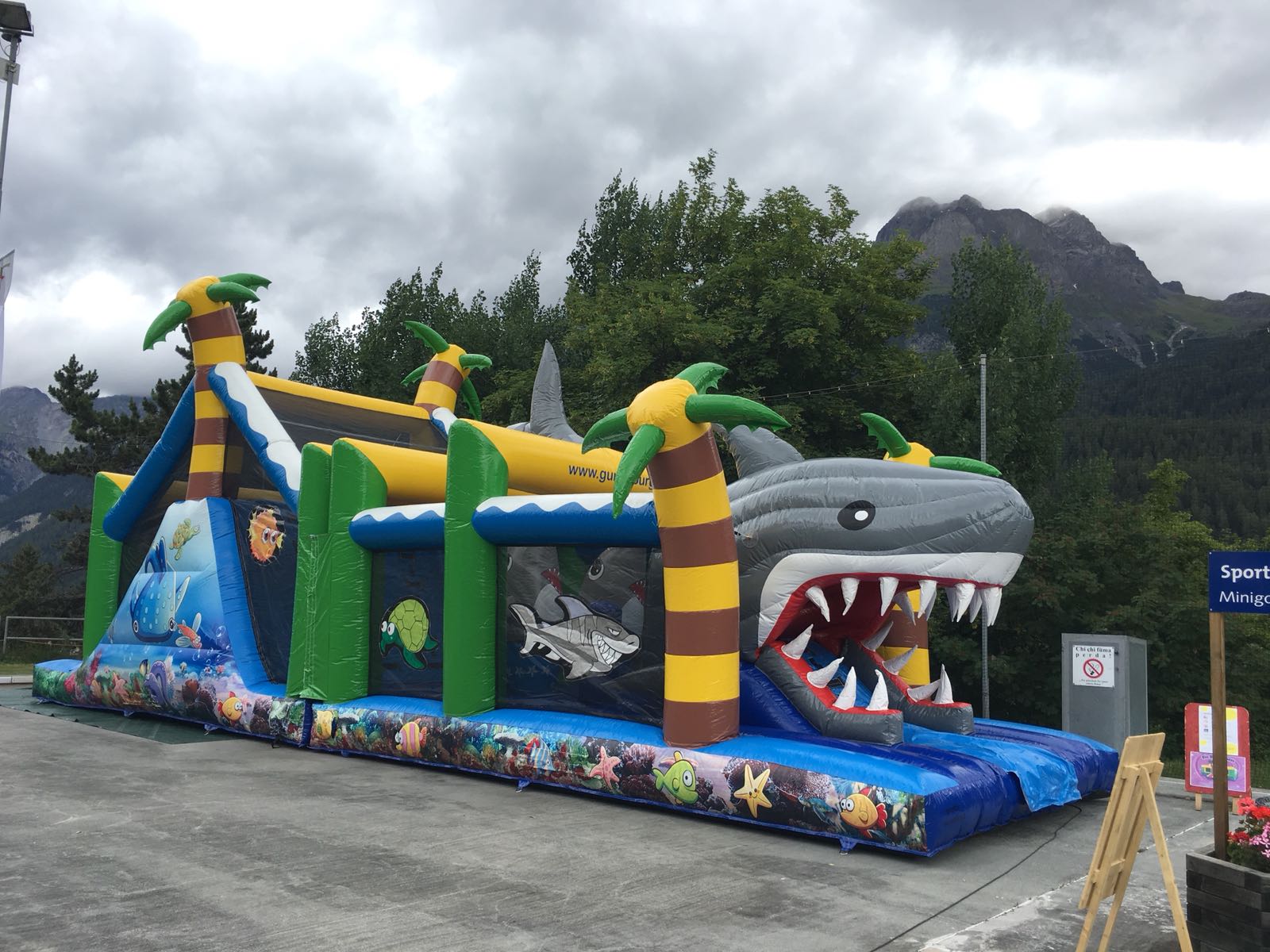 Riesen Hai Shark Run Huepfburg mieten bei Axess