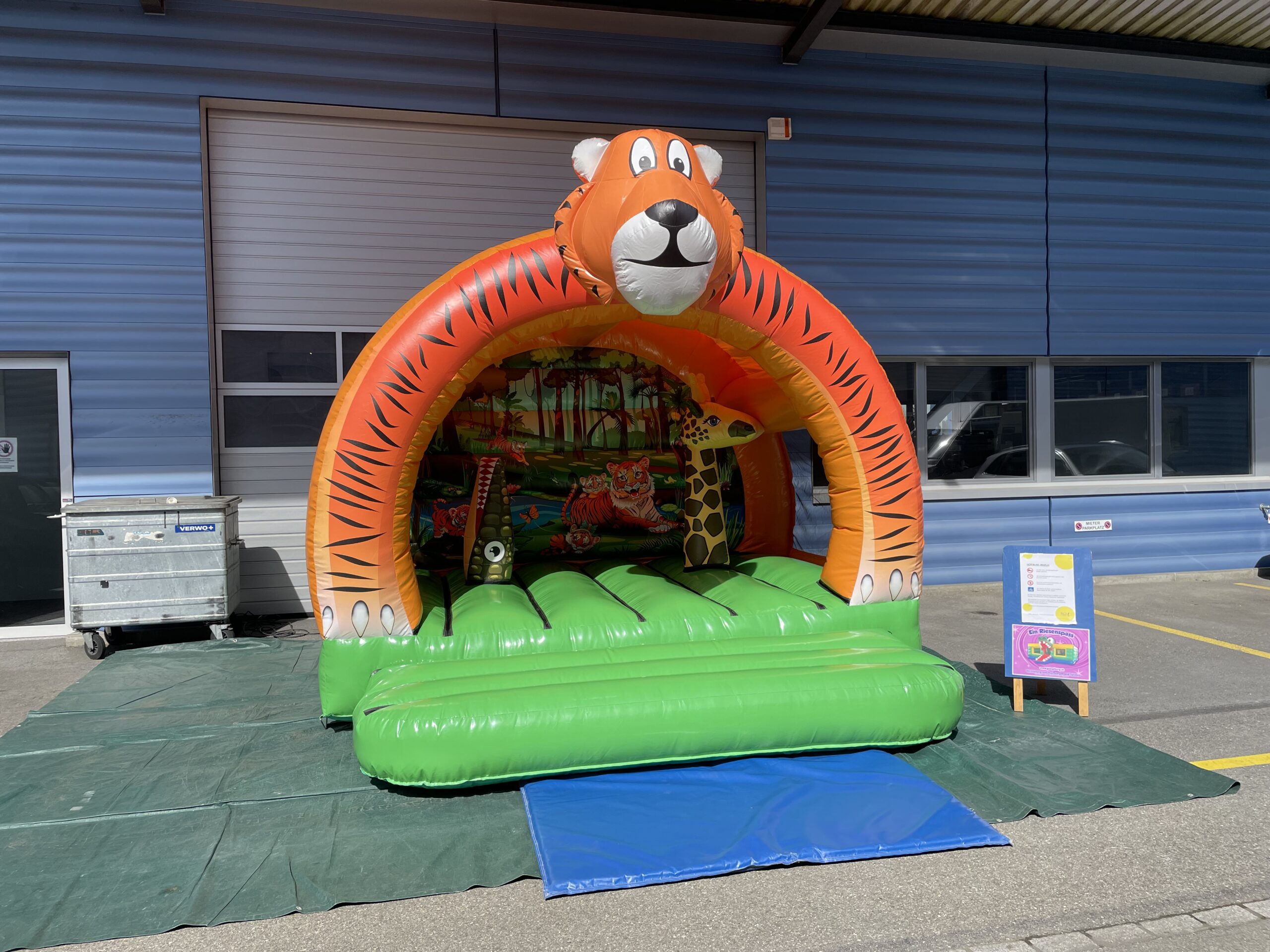 Huepfburg Tiger mieten bei Axess