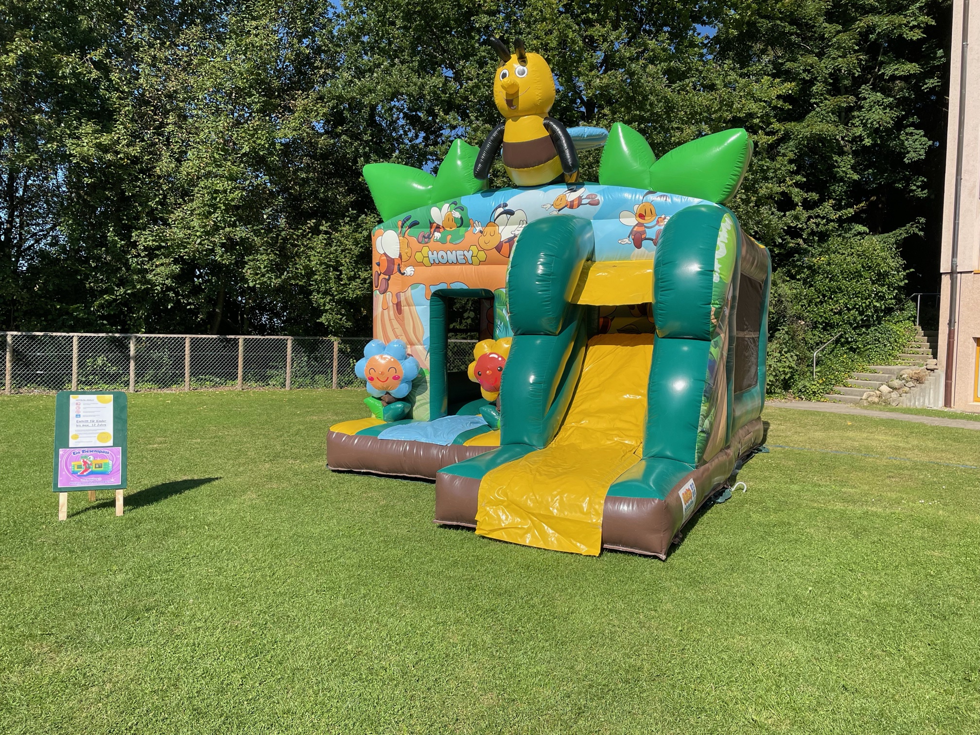 Huepfburg Biene mieten bei Axess