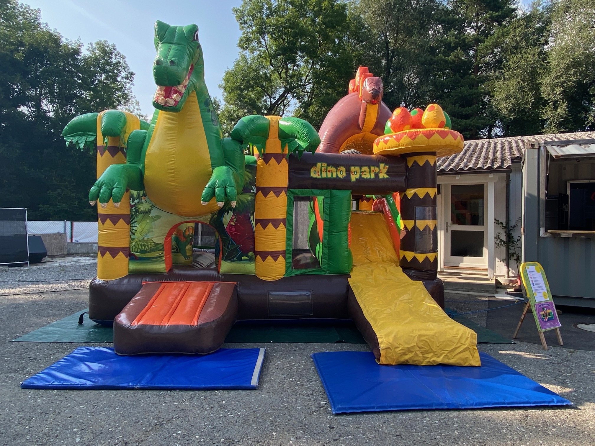Huepfburg Dinosaurier mieten bei Axess