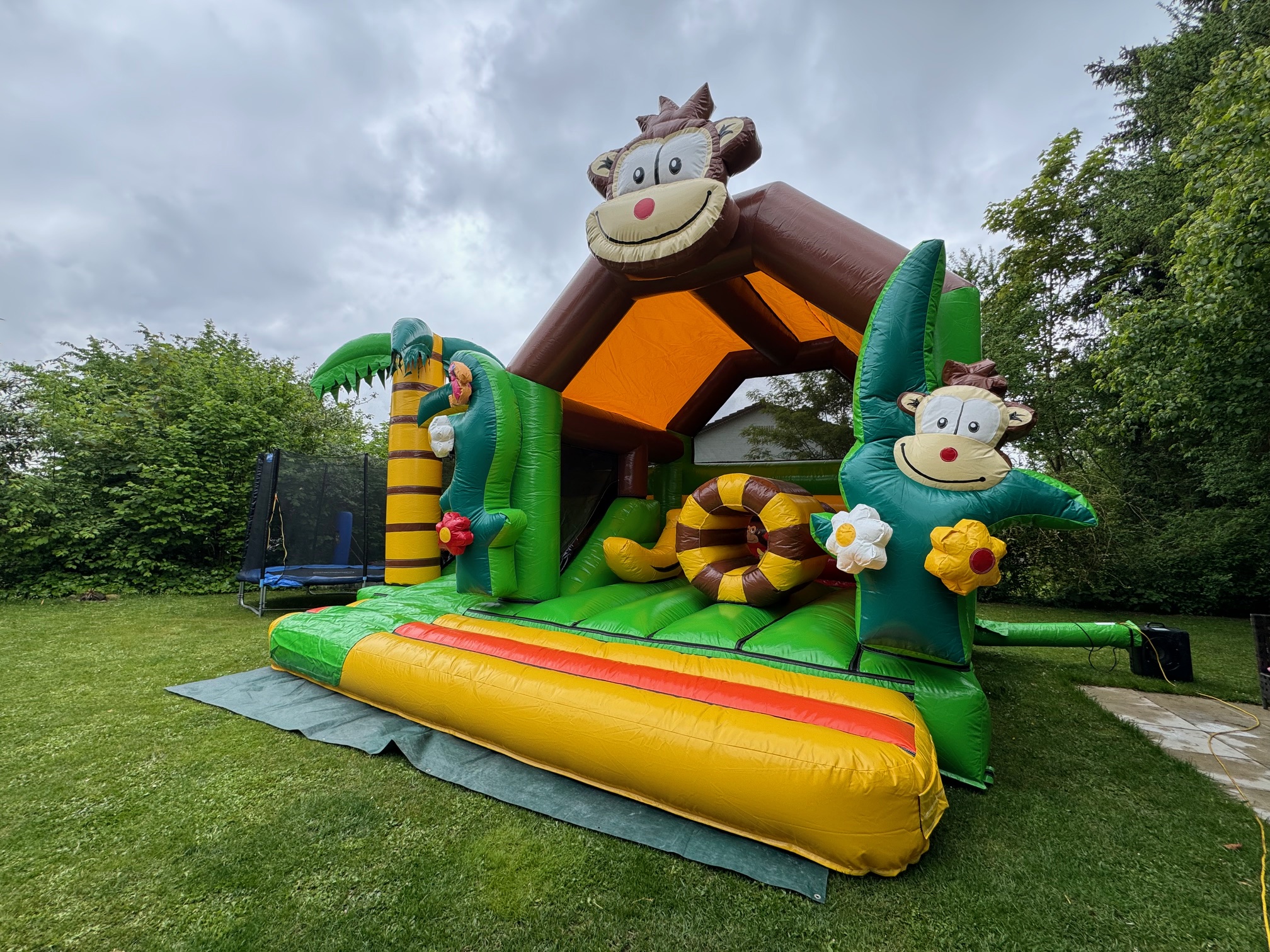 Huepfburg Affe mieten bei Axess