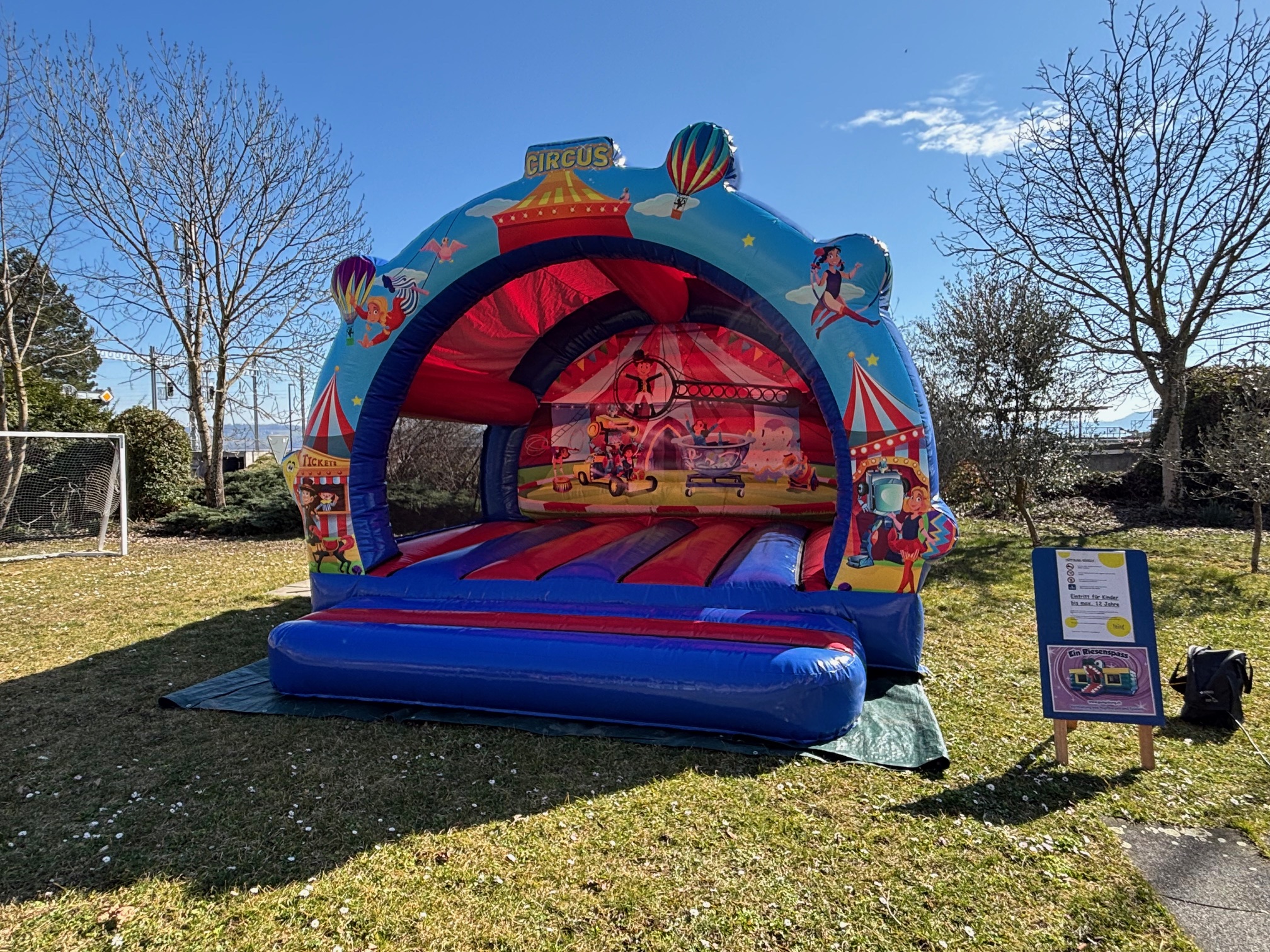 Huepfburg Zirkus mieten bei Axess