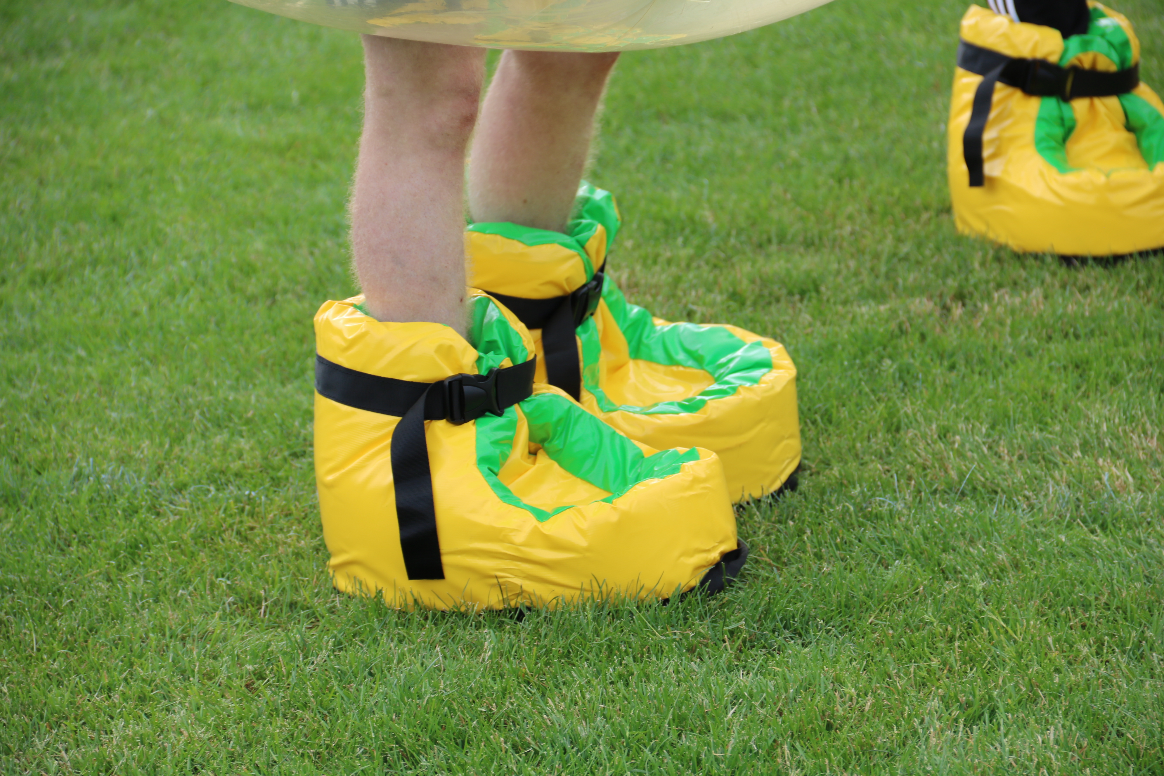 Riesen Schuhe mieten bei Axess