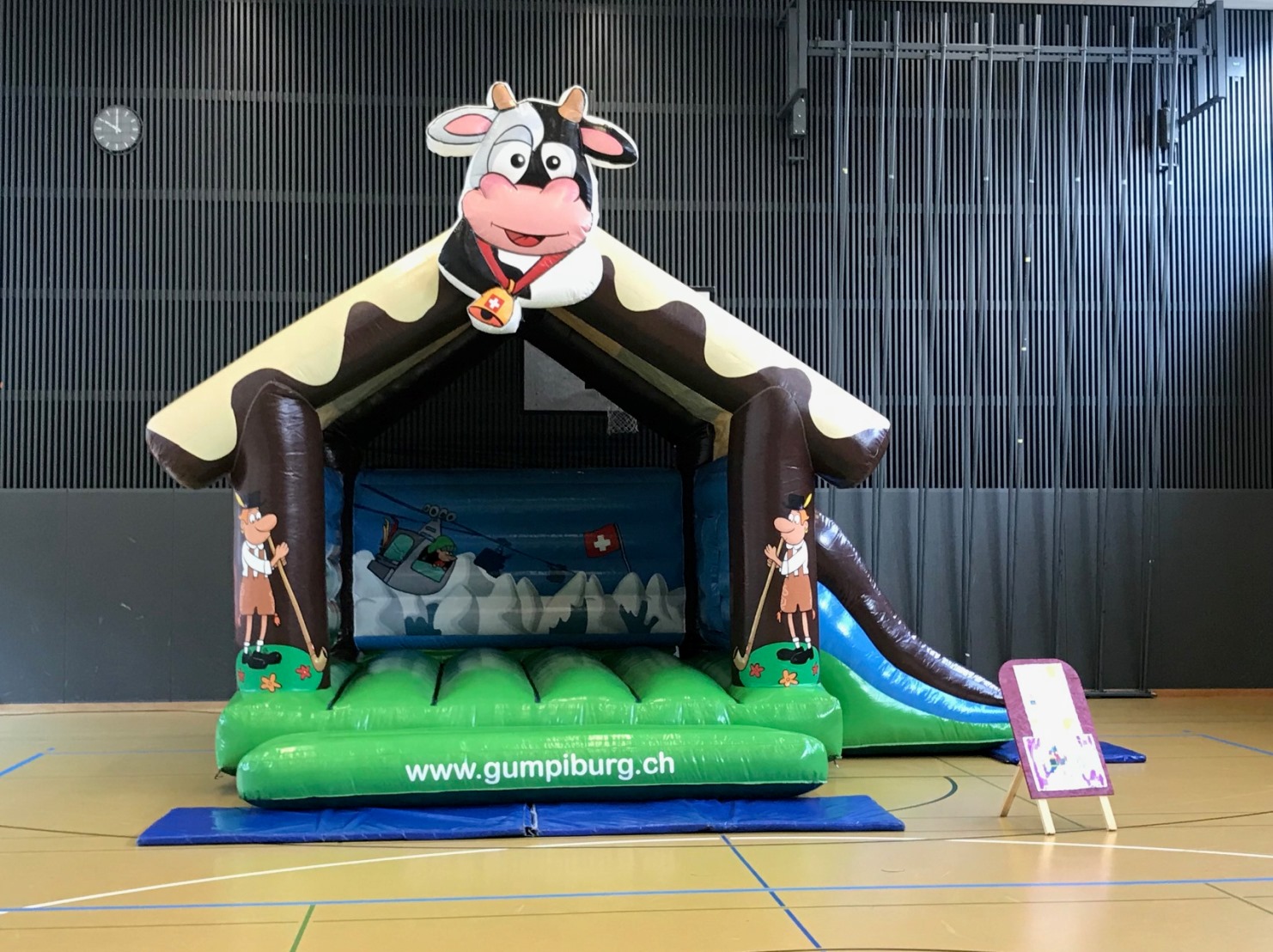 Huepfburg Swiss Chalet Mit Rutsche mieten bei Axess