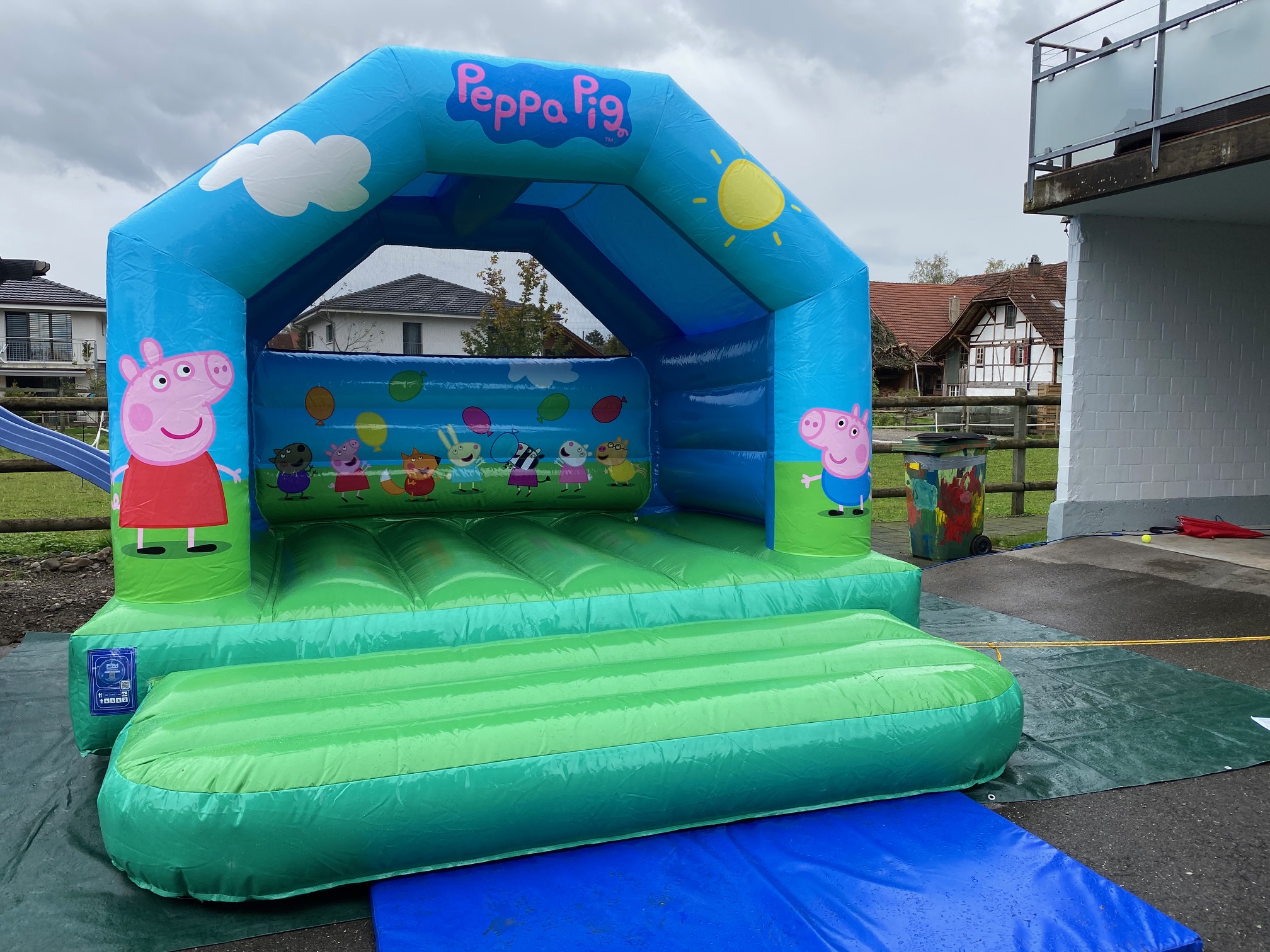 Huepfburg Peppa Wutz mieten bei Axess