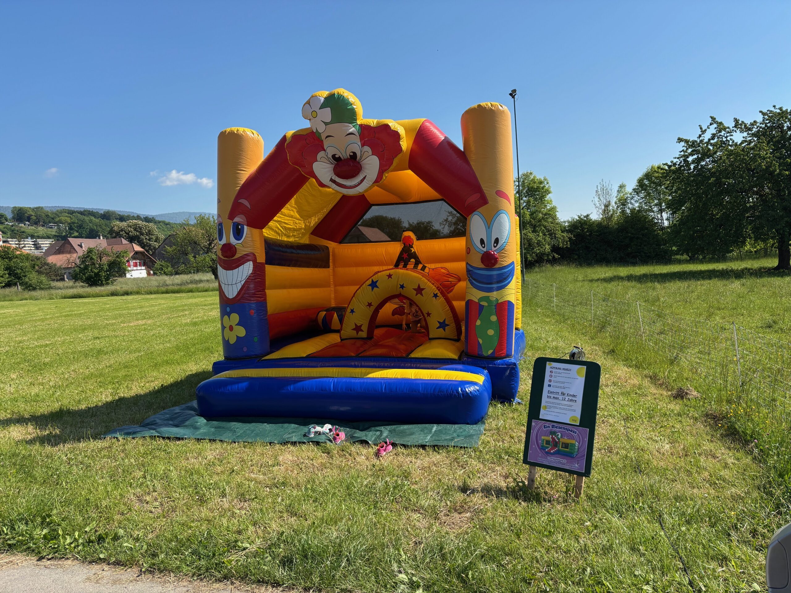 Huepfburg Clown mieten bei Axess