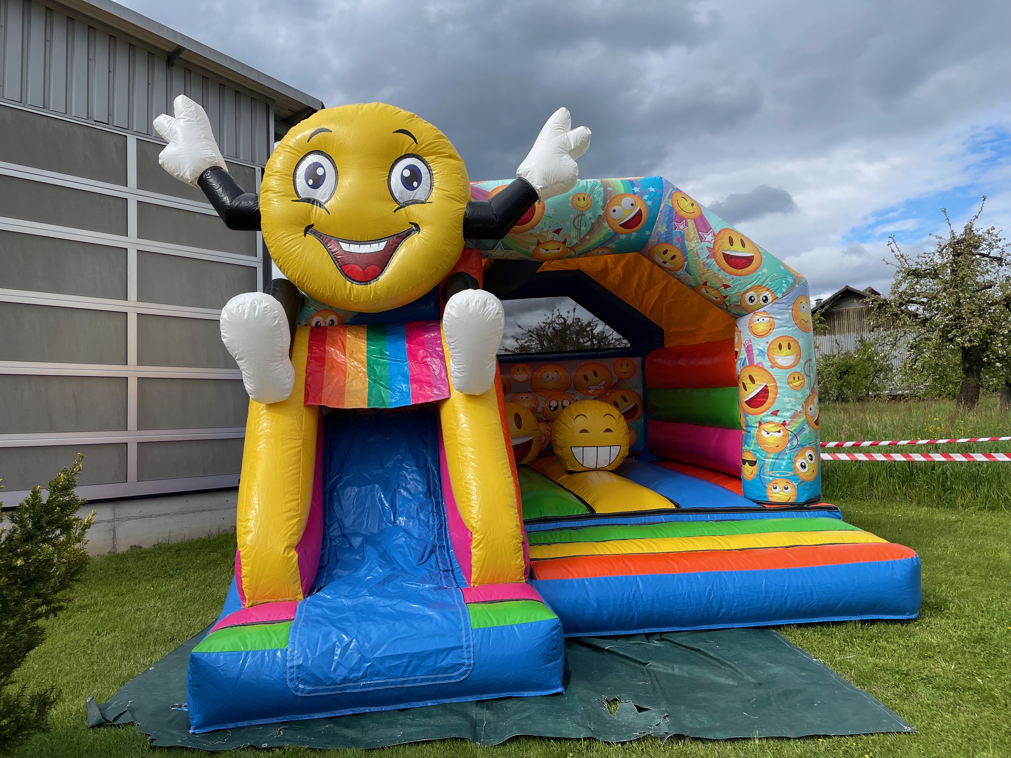 Huepfburg Emoji mieten bei Axess