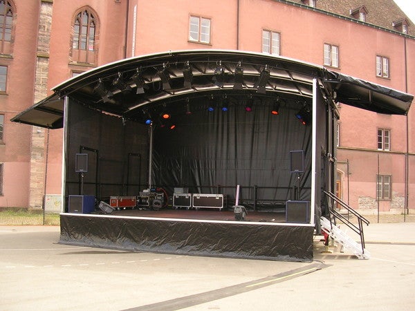 Mobile Bühne FreeStage Medium ARC mieten – 8x6m, Rundbogendach