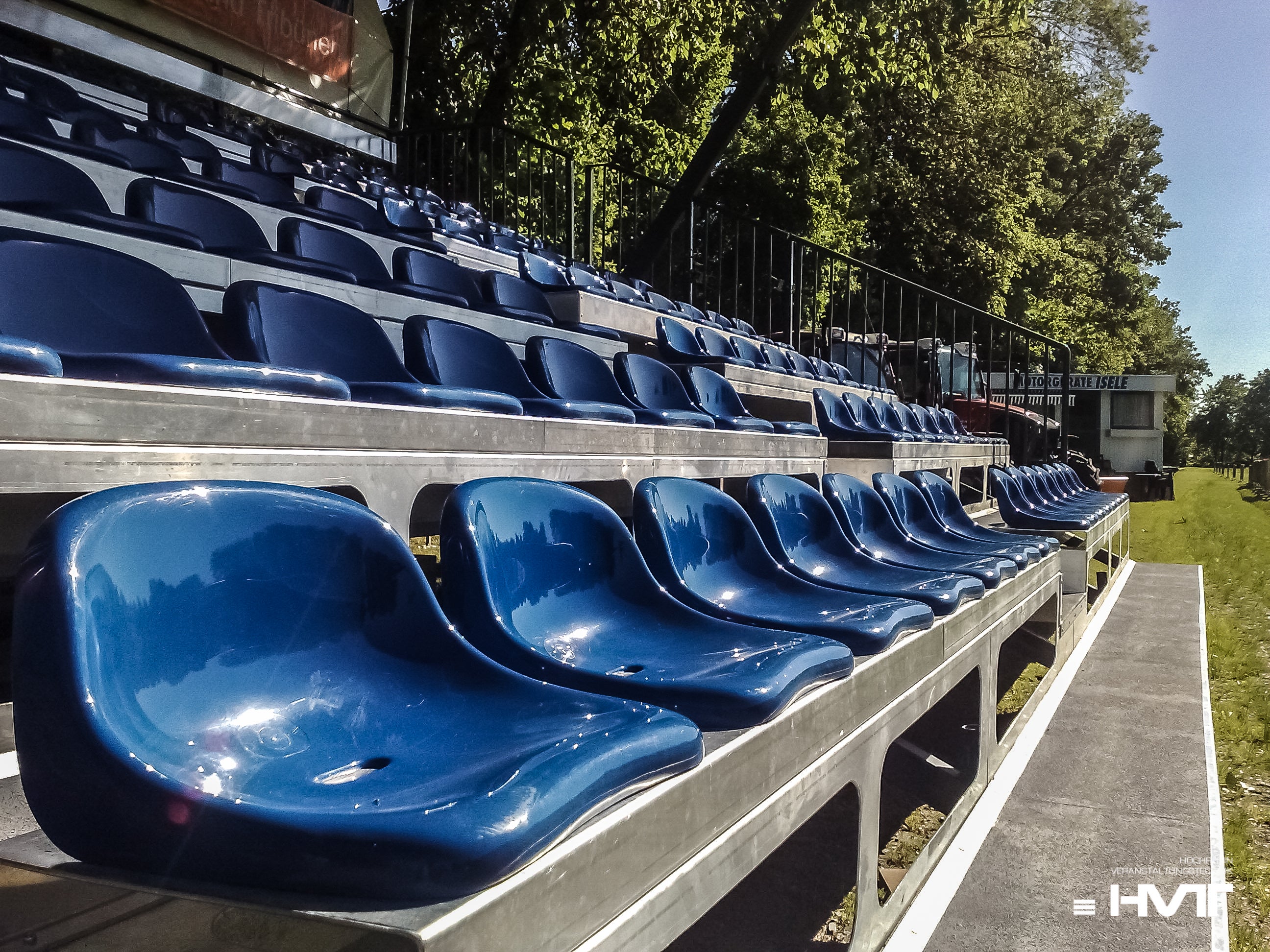 Mobile Tribüne FreeStand Medium mieten – 114 Sitzplätze, überdacht – 3