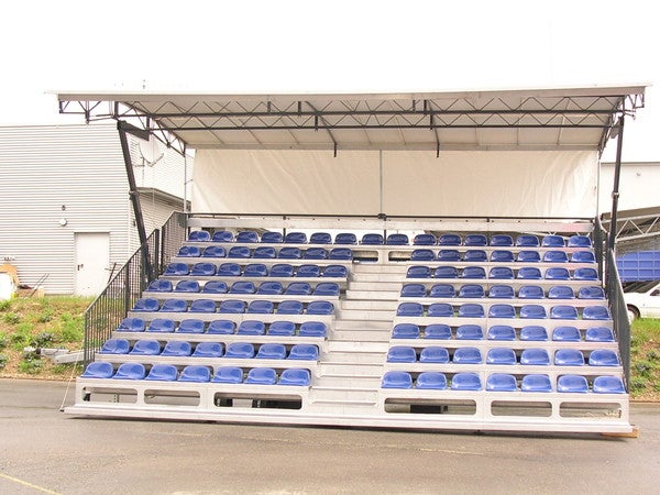 Mobile Tribüne FreeStand Medium mieten – 114 Sitzplätze, überdacht