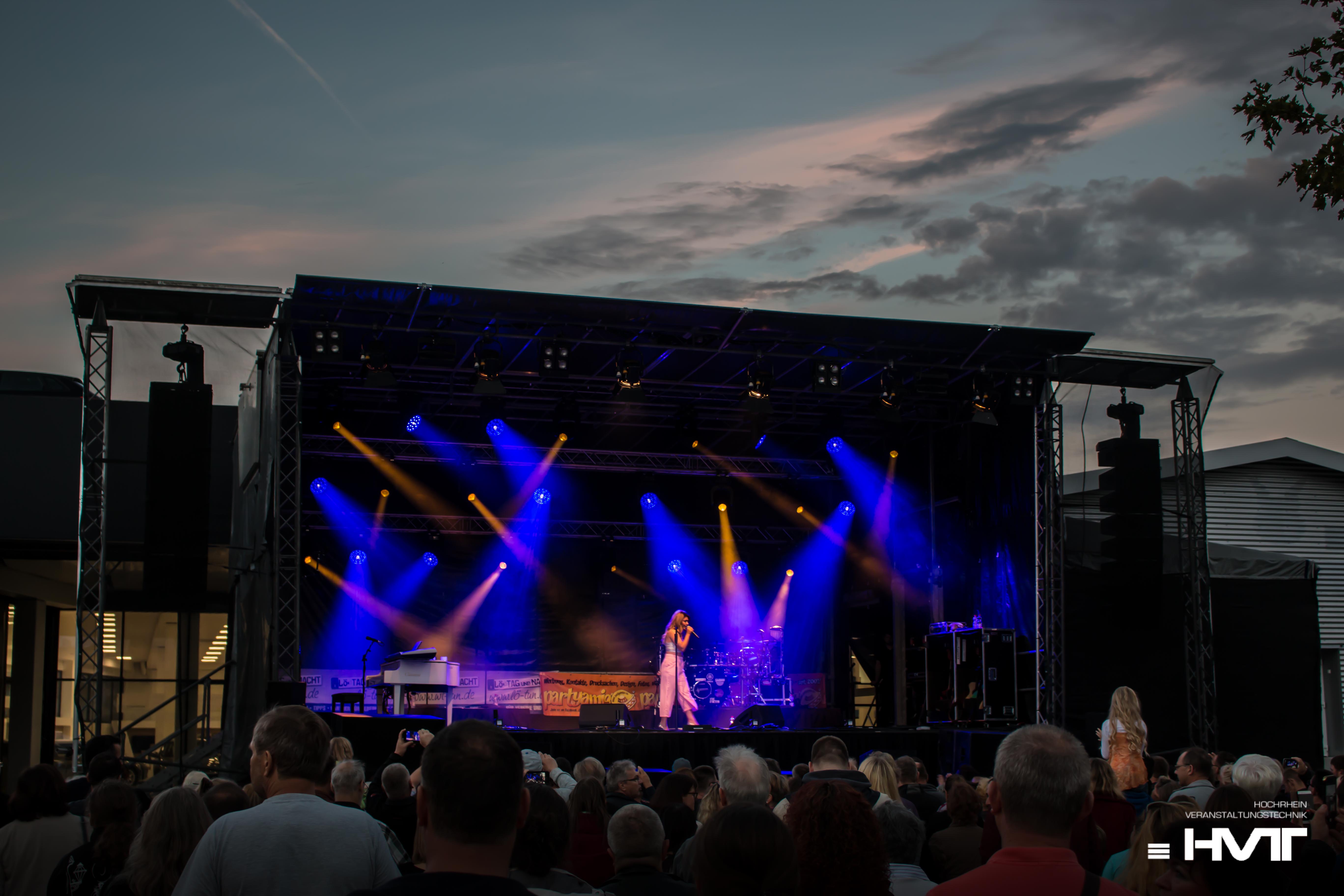 Mobile Bühne FreeStage Medium 2 mieten – 10x8m mit PA-Wings – 2