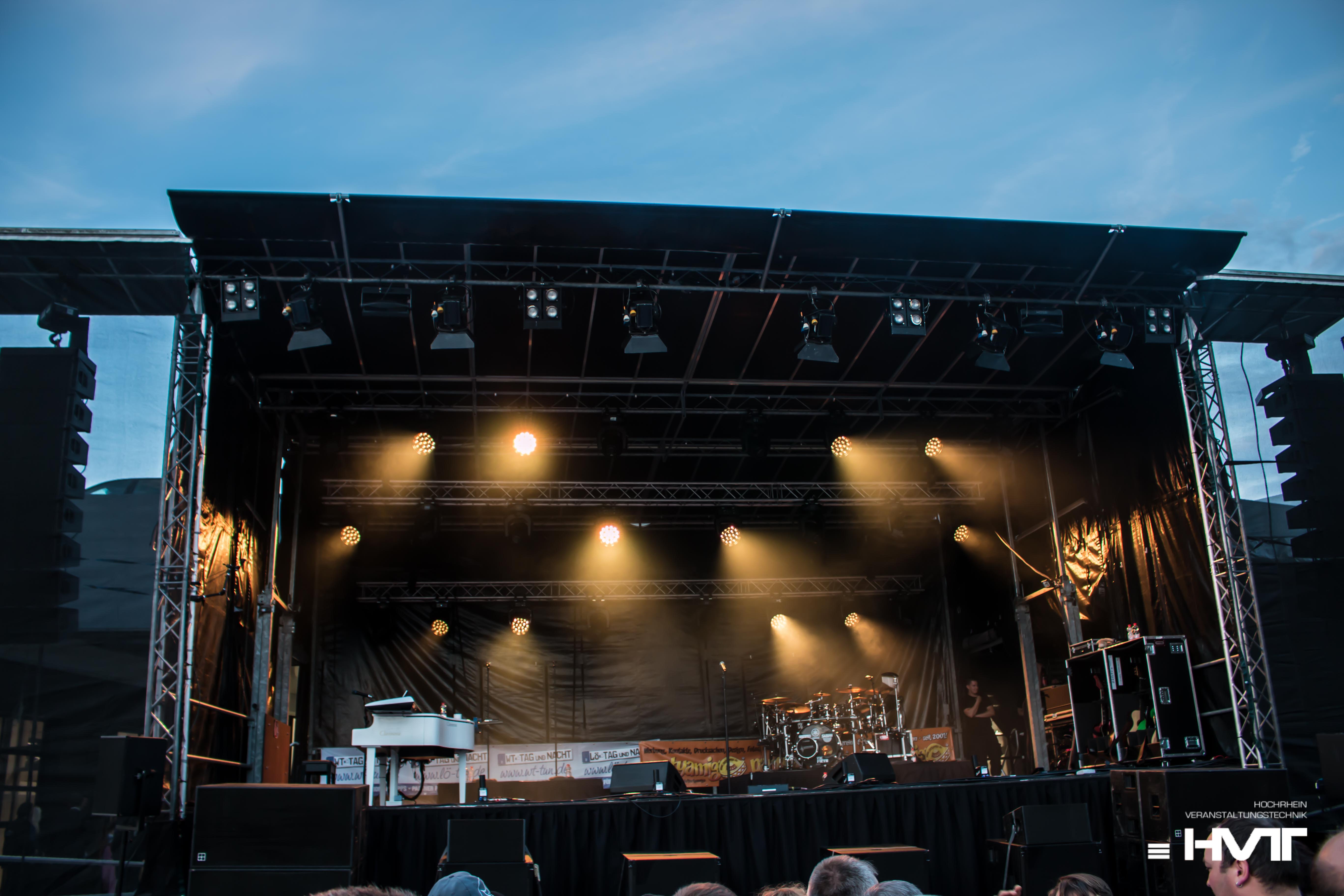 Mobile Bühne FreeStage Medium 2 mieten – 10x8m mit PA-Wings