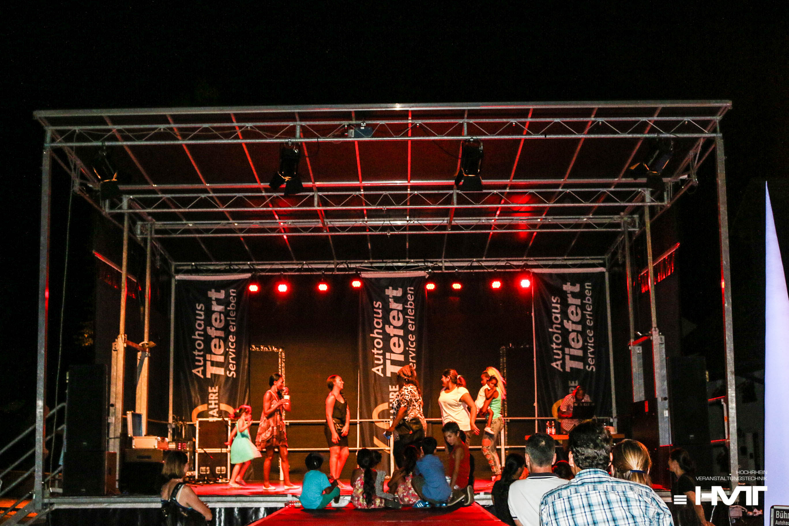 Mobile Bühne FreeStage Medium 1.4 inkl. PA-Wings mieten – 8x6m – 2