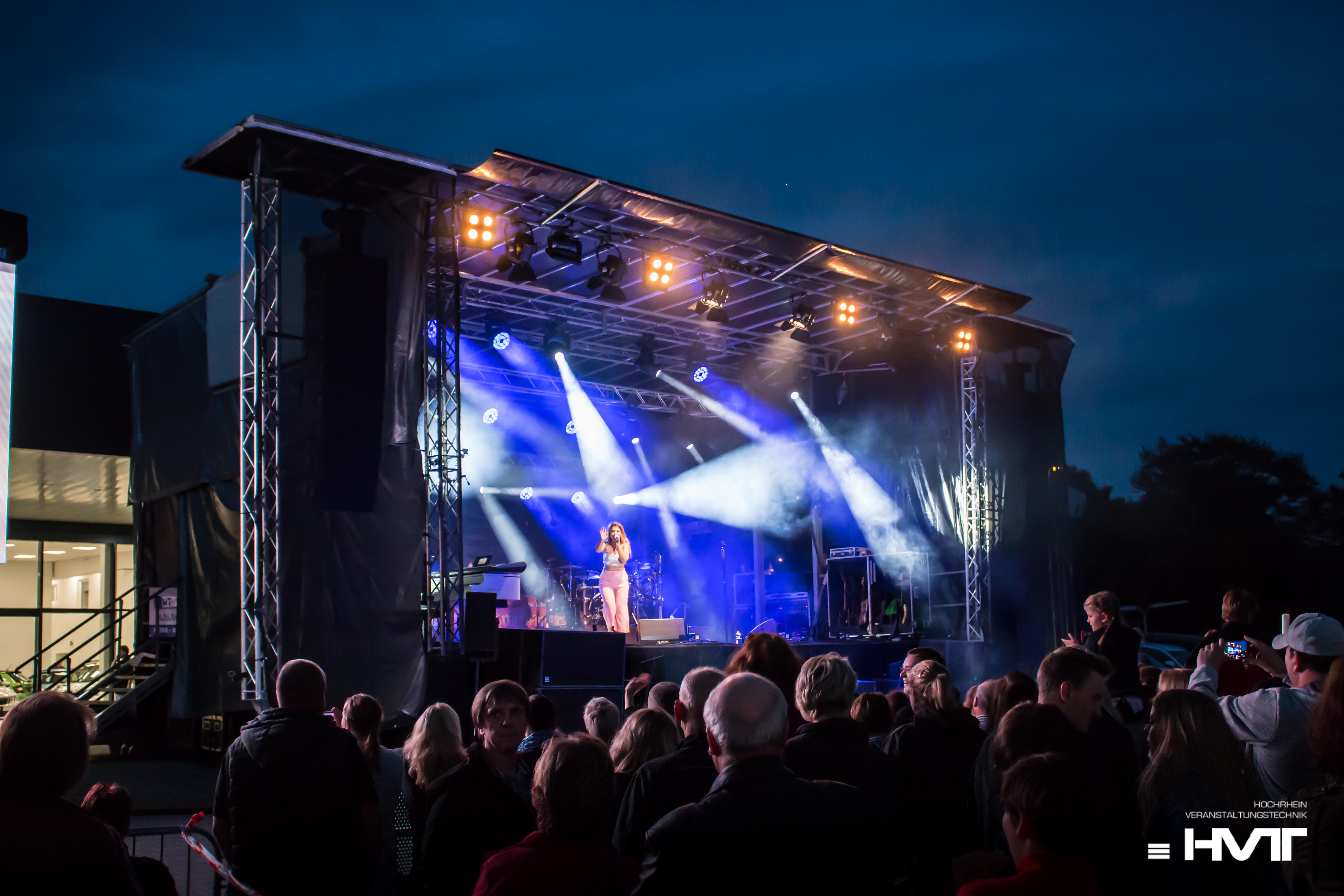 Mobile Bühne FreeStage Medium 2 mieten – 10x8m mit PA-Wings – 3