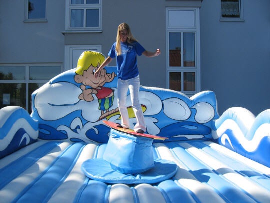 Surf Riding / Rodeo Surfbrett / Wellenreiten im Flachland buchen – 2