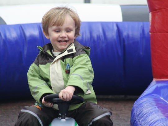 Bambini Minicar Parcours / Motodrom mit Rutschautos mieten – 2
