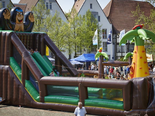 Adventureland / aufblasbares Abenteuerland mit Doppelrutsche mieten – 2