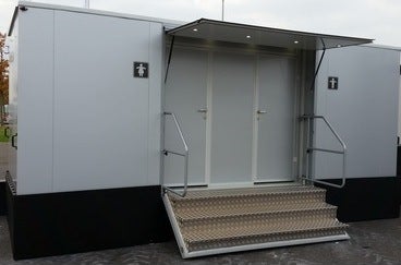 Mobiler Sanitärwagen mieten – hochwertiger Toilettenwagen für Damen & Herren