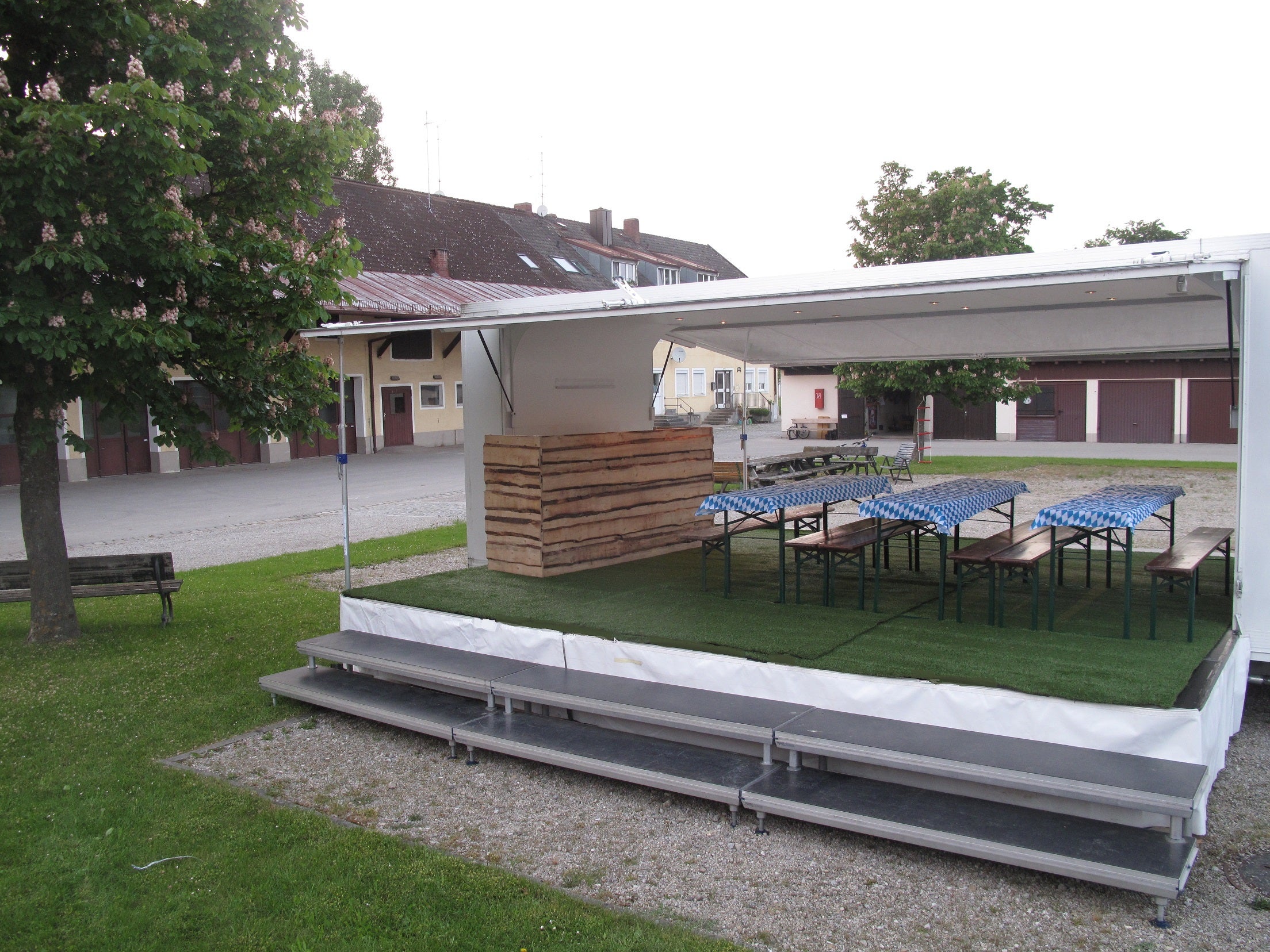 Mobiler Lounge-Trailer mieten – American Diner Bar, Bühne, Roadshow & Messe