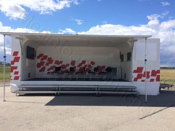 Mobile Bühne mit Dach mieten – 27 m² Nutzfläche, bis 80 m² überdacht