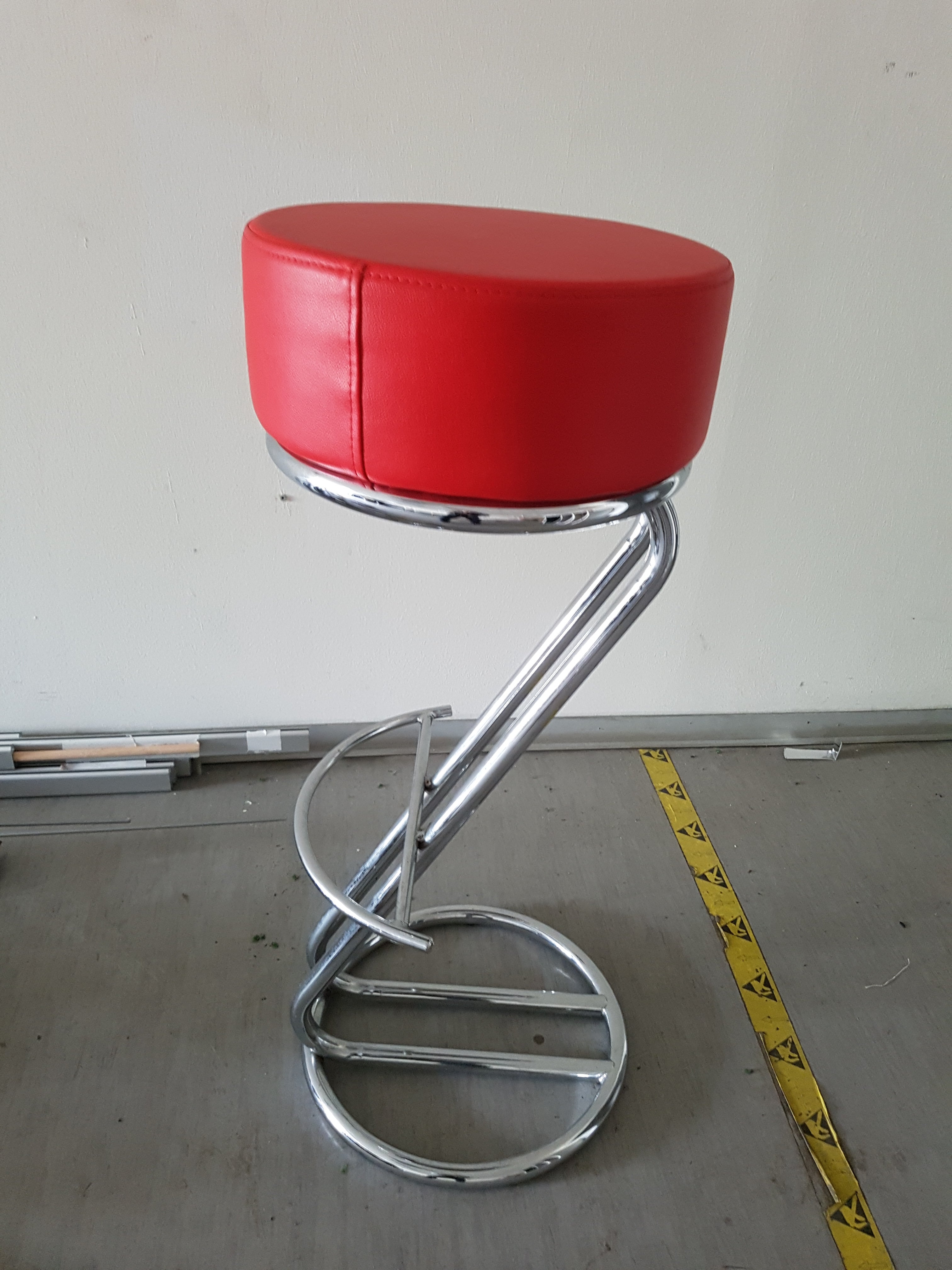 Z-Barhocker mieten – verchromt mit gepolstertem Sitz (schwarz/rot) – 2