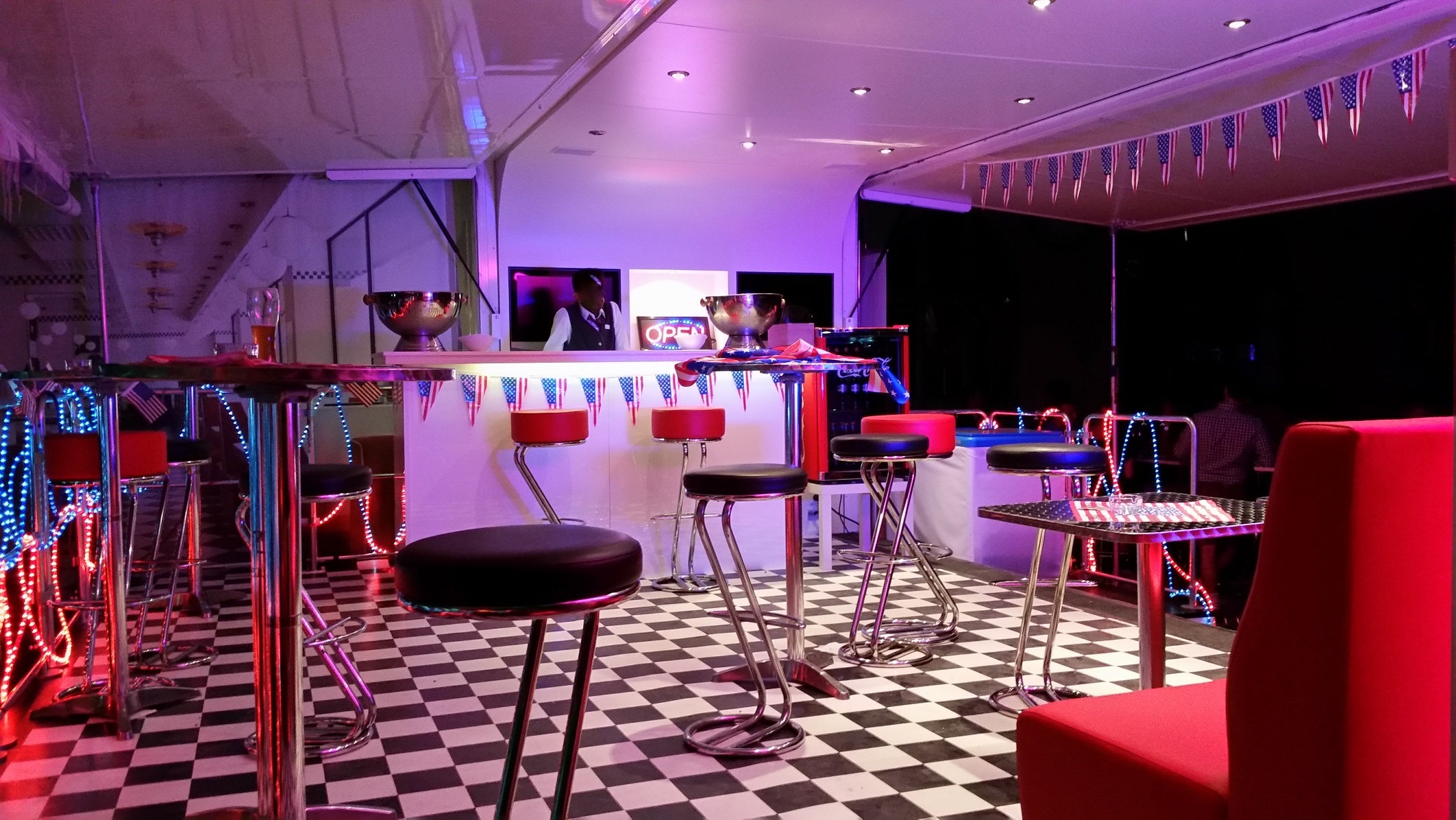 Mobiler Lounge-Trailer mieten – American Diner Bar, Bühne, Roadshow & Messe – 2