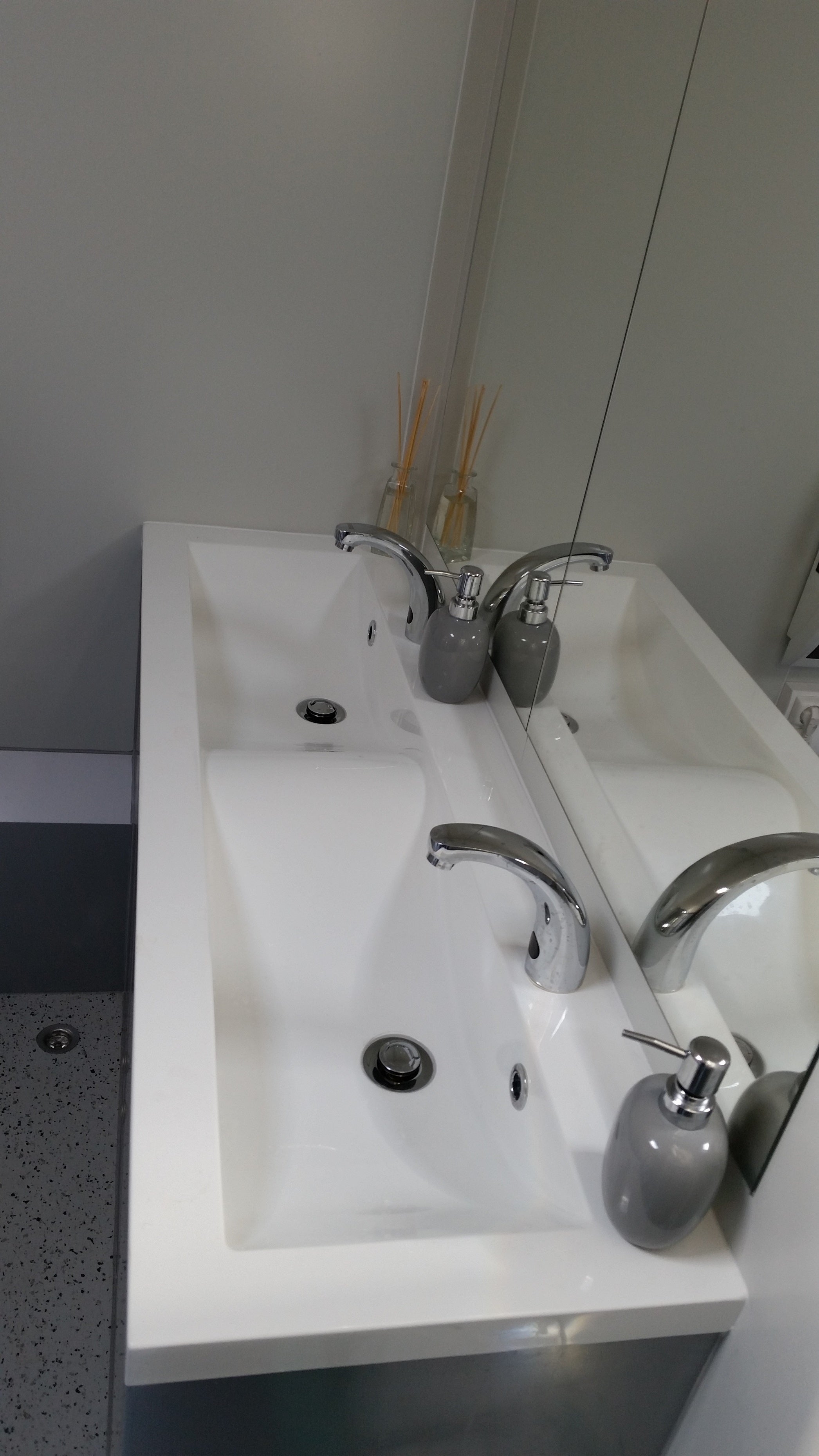 Mobiler Sanitärwagen mieten – hochwertiger Toilettenwagen für Damen & Herren – 3
