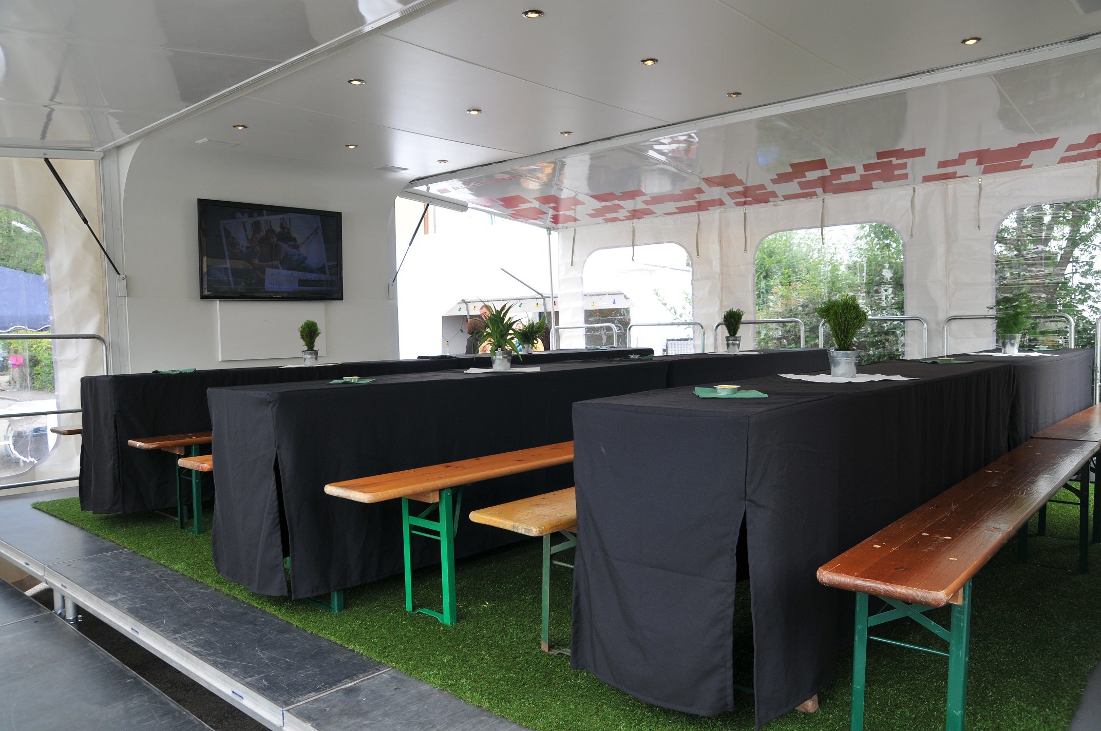 Überdachte Bar-Bühne mieten – mobiles Dach, 27 m², bis 80 m² überdacht – 3