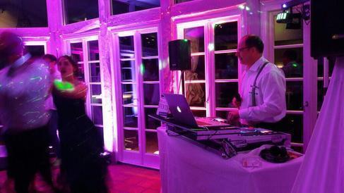 DJ & Moderator mieten – Servicepaket IV für bis zu 250 Gäste | Hochzeit & Geburtstag